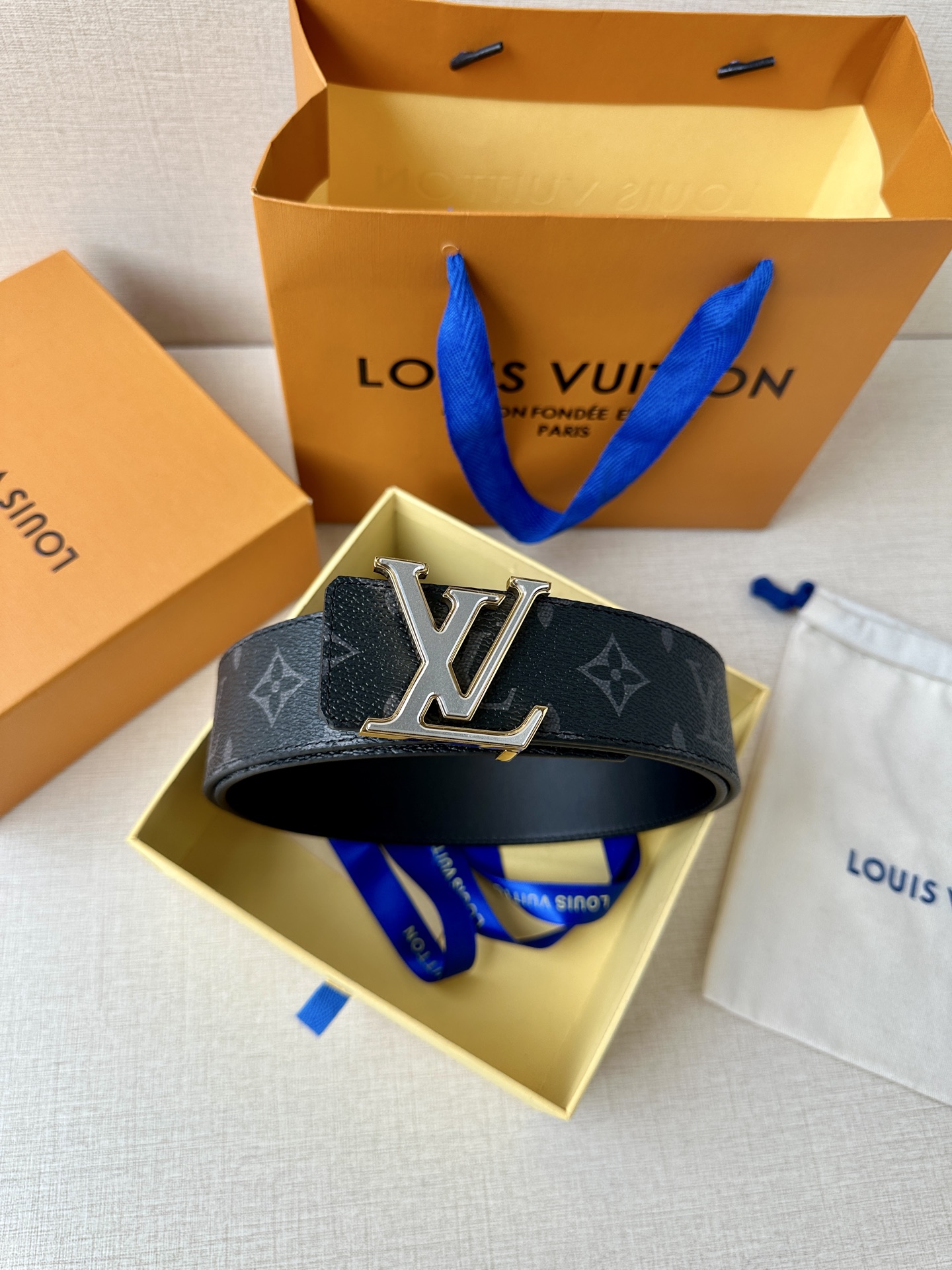4.0宽 此款双面腰带以标志性的 LV Initiales 搭扣搭配全新 Monogram EcliPs