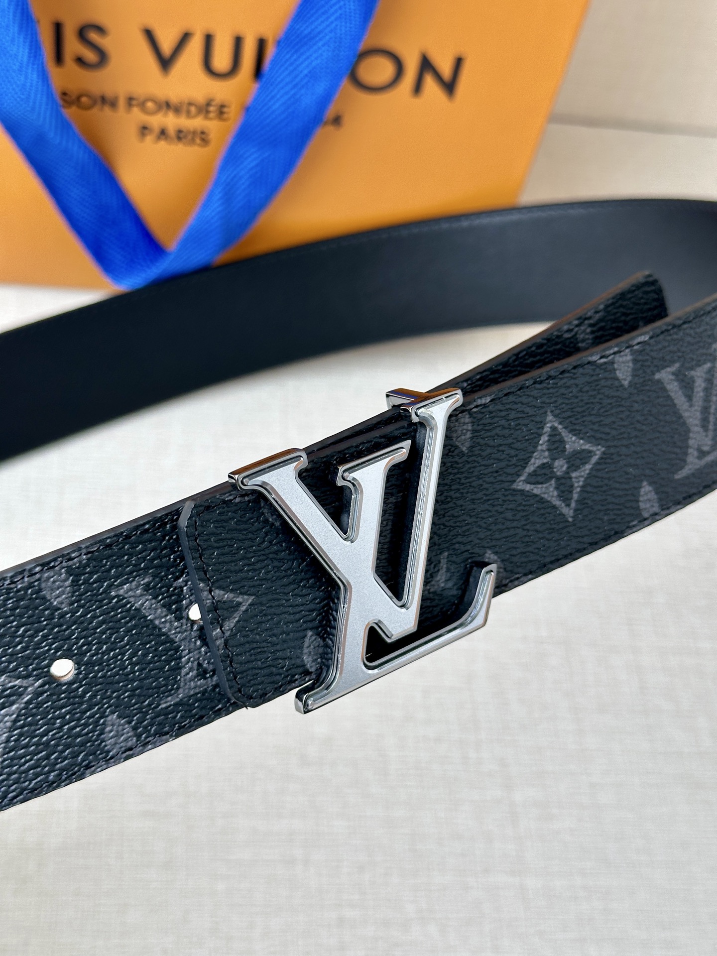 4.0宽 此款双面腰带以标志性的 LV Initiales 搭扣搭配全新 Monogram EcliPs