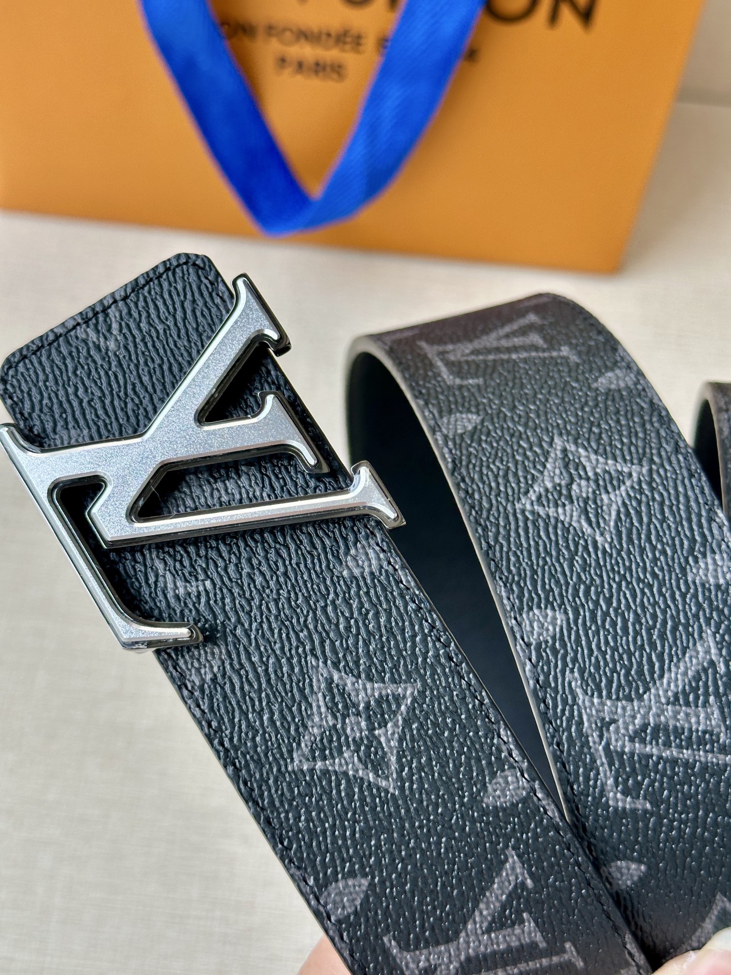 4.0宽 此款双面腰带以标志性的 LV Initiales 搭扣搭配全新 Monogram EcliPs