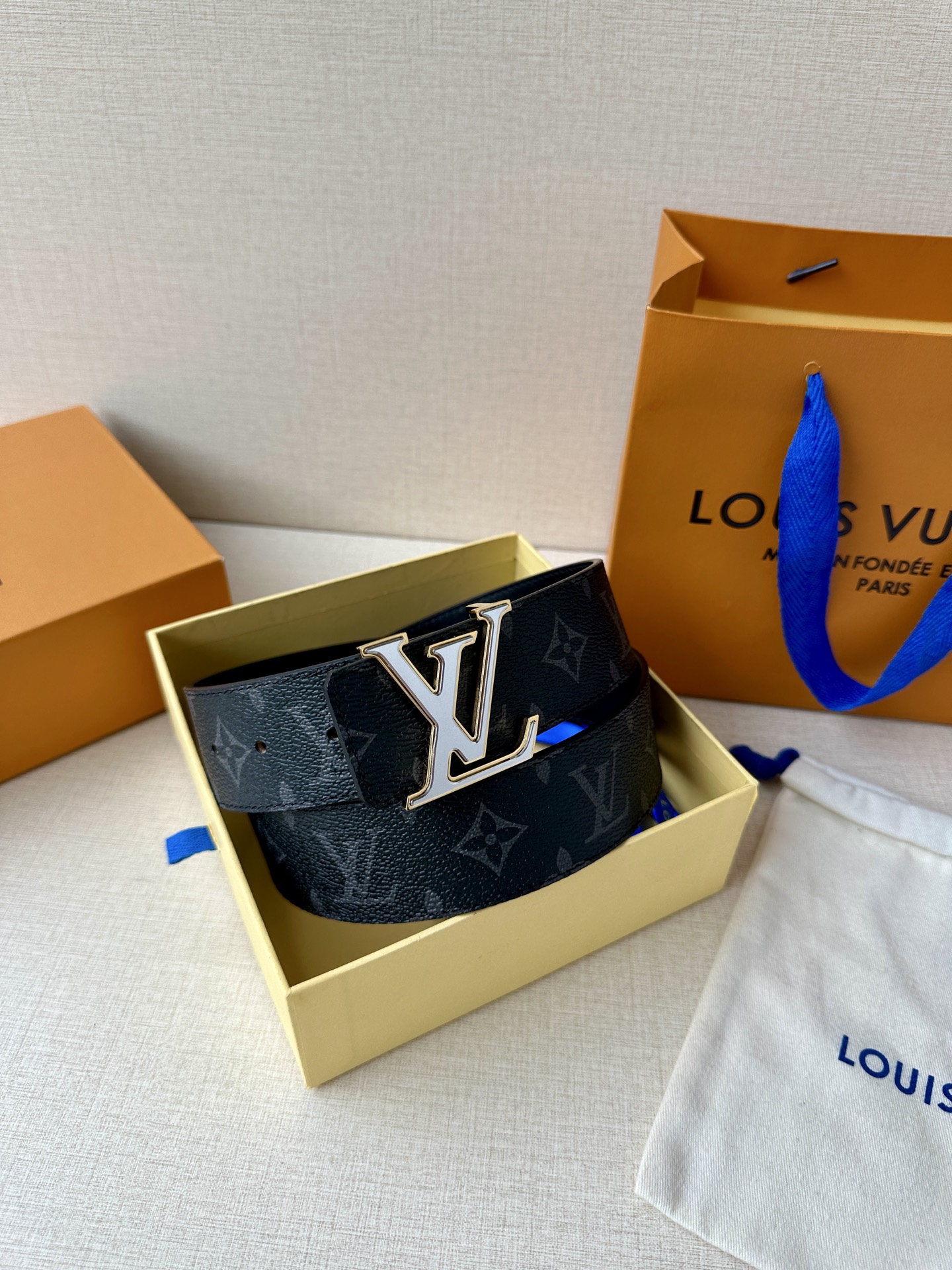 4.0宽 此款双面腰带以标志性的 LV Initiales 搭扣搭配全新 Monogram EcliPs
