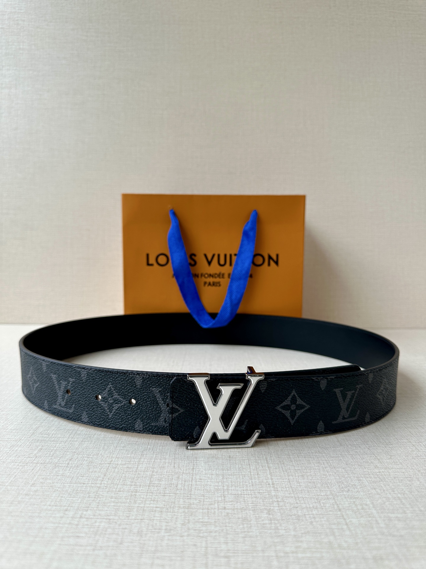 4.0宽 此款双面腰带以标志性的 LV Initiales 搭扣搭配全新 Monogram EcliPs