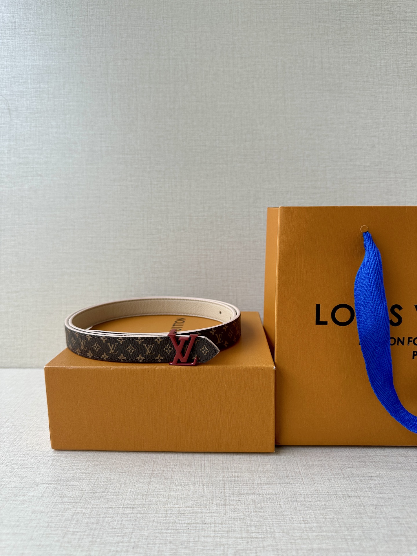 2.0宽本款 LV Iconic 腰带令传统元素焕现摩登魅力。纤细尺寸可穿过束带圈或单独收拢腰线，Ico