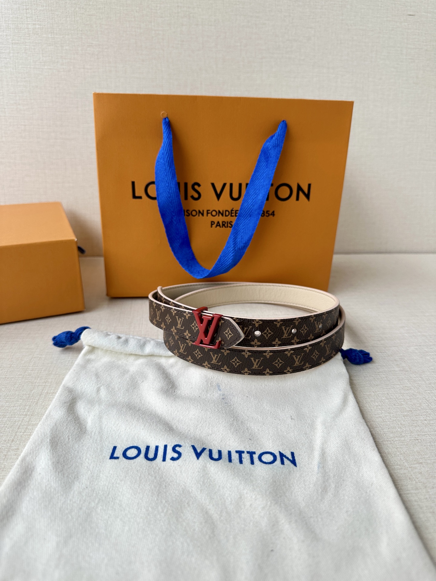 2.0宽本款 LV Iconic 腰带令传统元素焕现摩登魅力。纤细尺寸可穿过束带圈或单独收拢腰线，Ico