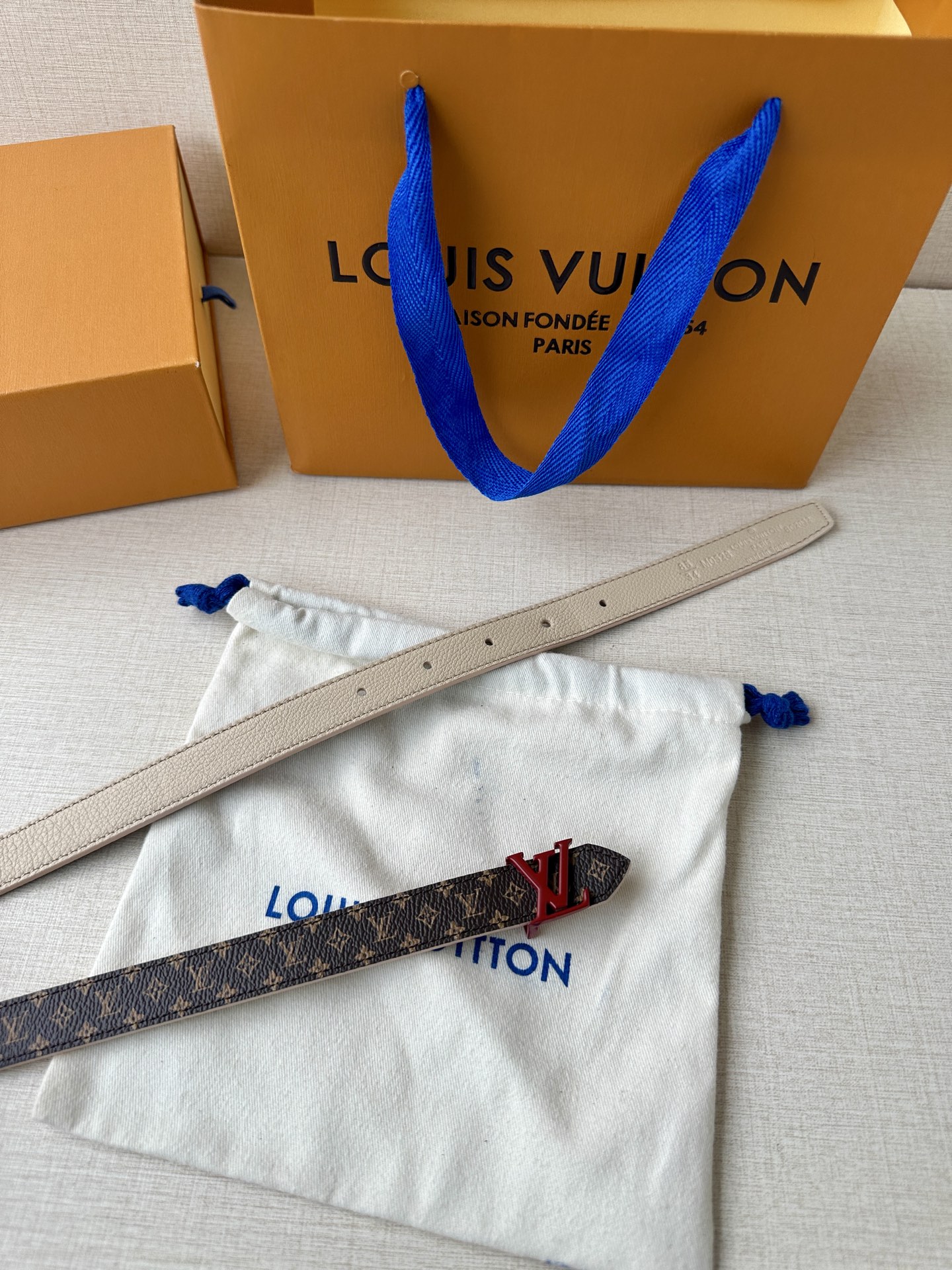 2.0宽本款 LV Iconic 腰带令传统元素焕现摩登魅力。纤细尺寸可穿过束带圈或单独收拢腰线，Ico