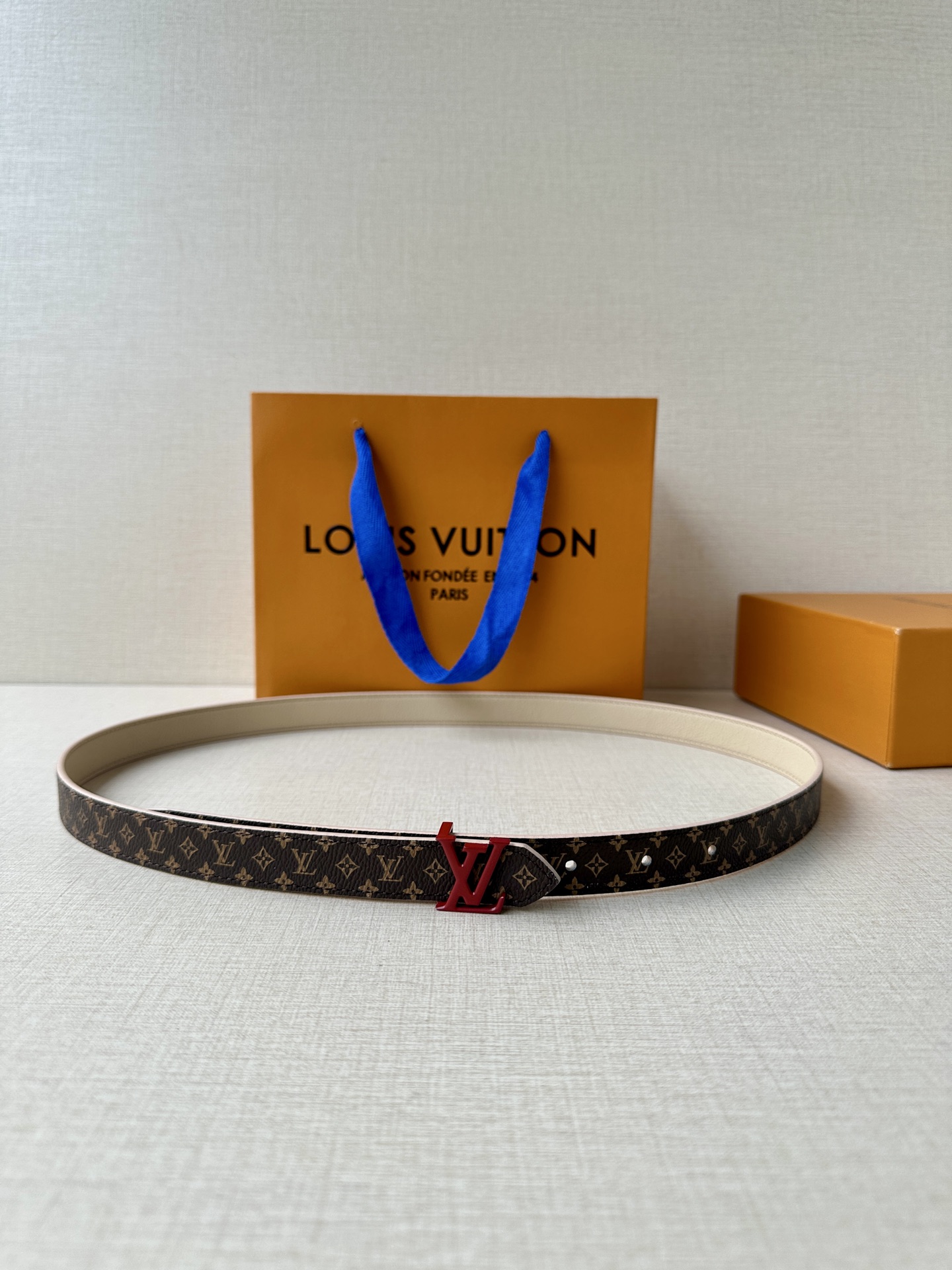 2.0宽本款 LV Iconic 腰带令传统元素焕现摩登魅力。纤细尺寸可穿过束带圈或单独收拢腰线，Ico