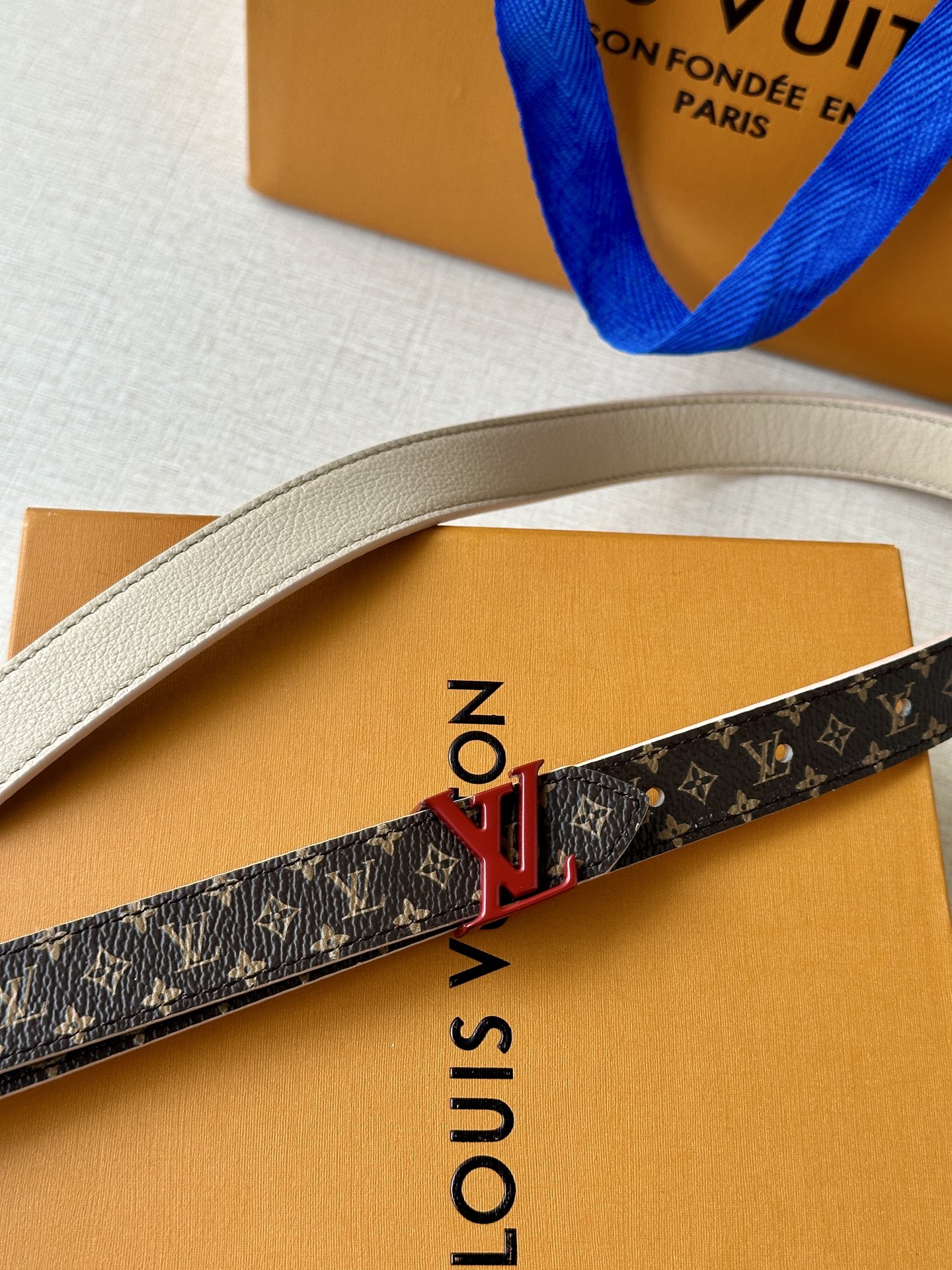 2.0宽本款 LV Iconic 腰带令传统元素焕现摩登魅力。纤细尺寸可穿过束带圈或单独收拢腰线，Ico