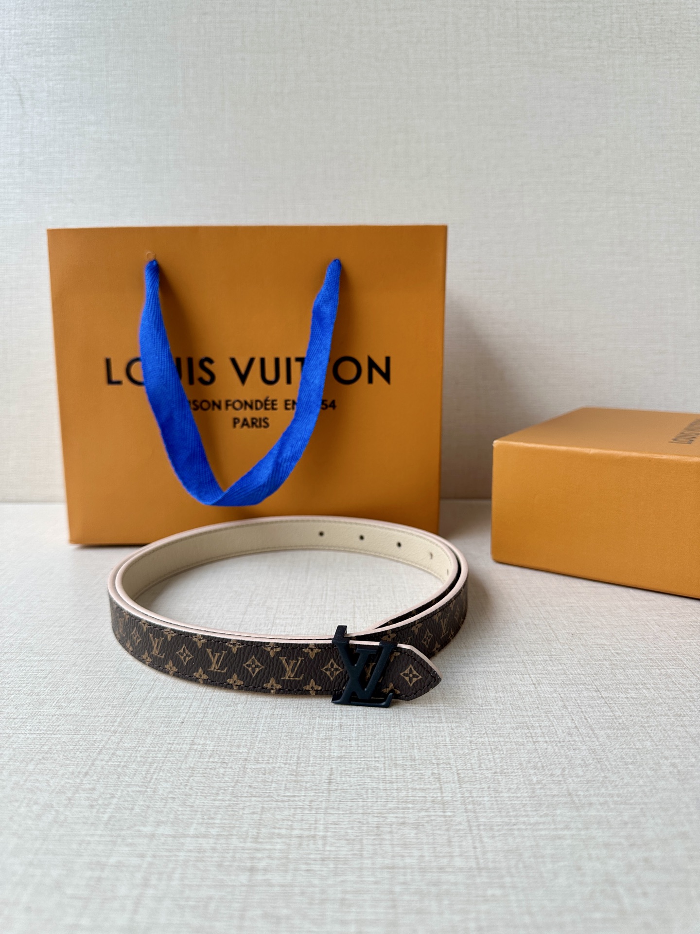 2.0宽本款 LV Iconic 腰带令传统元素焕现摩登魅力。纤细尺寸可穿过束带圈或单独收拢腰线，Ico