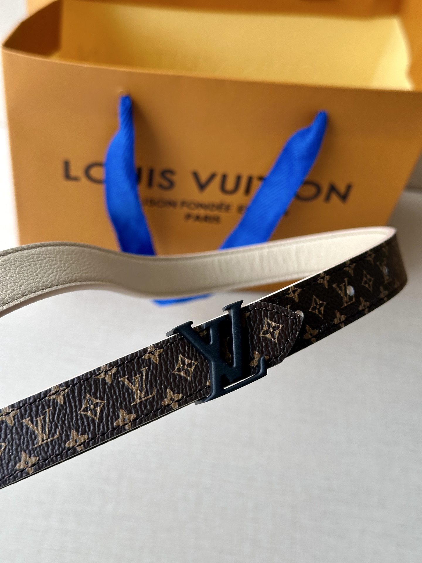 2.0宽本款 LV Iconic 腰带令传统元素焕现摩登魅力。纤细尺寸可穿过束带圈或单独收拢腰线，Ico