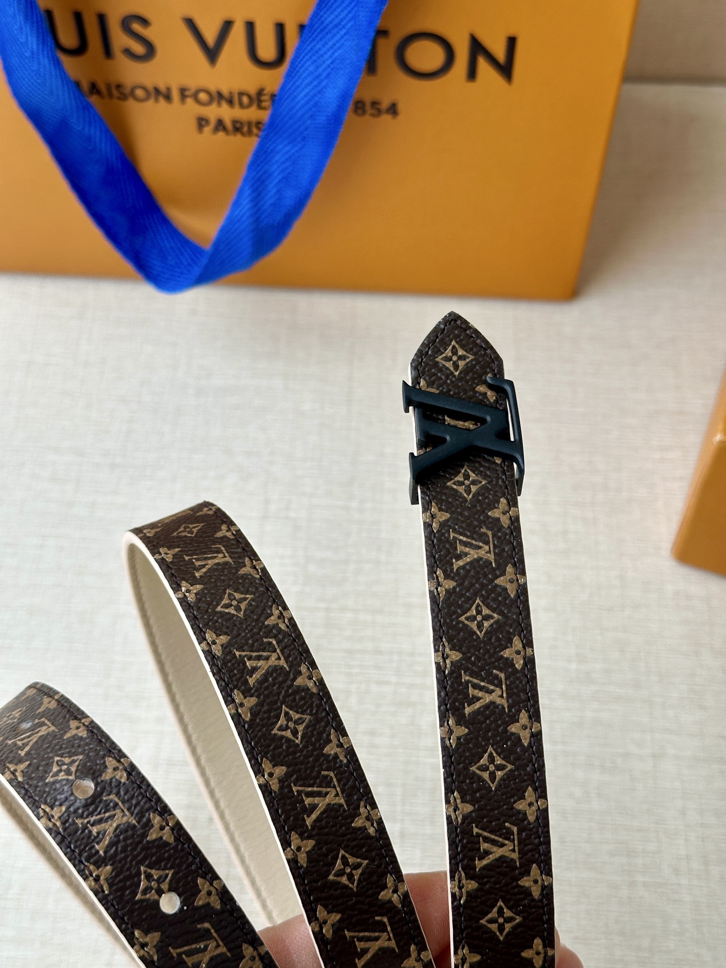 2.0宽本款 LV Iconic 腰带令传统元素焕现摩登魅力。纤细尺寸可穿过束带圈或单独收拢腰线，Ico