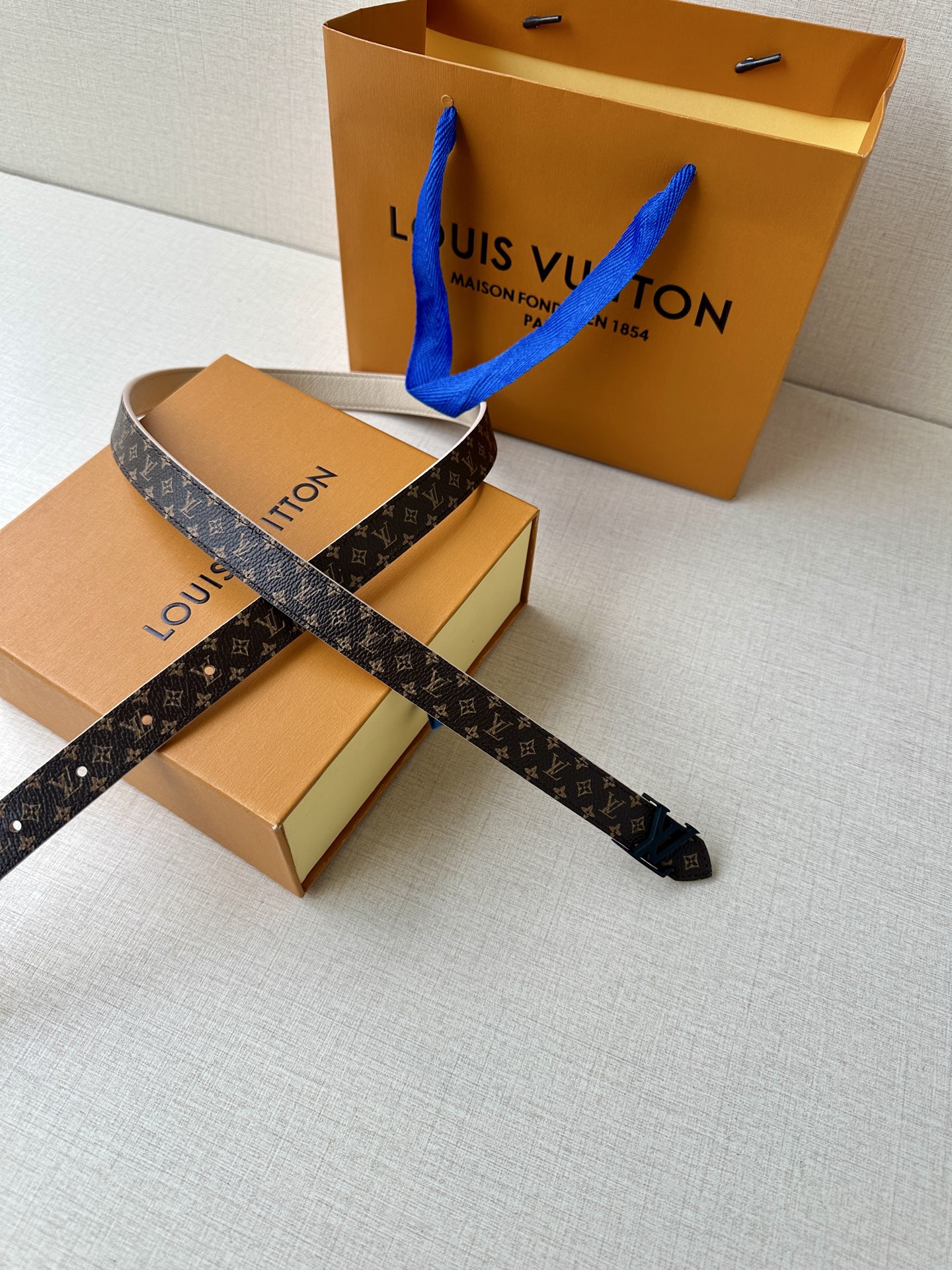 2.0宽本款 LV Iconic 腰带令传统元素焕现摩登魅力。纤细尺寸可穿过束带圈或单独收拢腰线，Ico