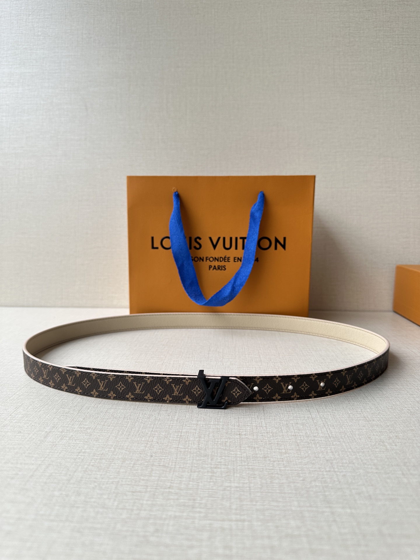 2.0宽本款 LV Iconic 腰带令传统元素焕现摩登魅力。纤细尺寸可穿过束带圈或单独收拢腰线，Ico