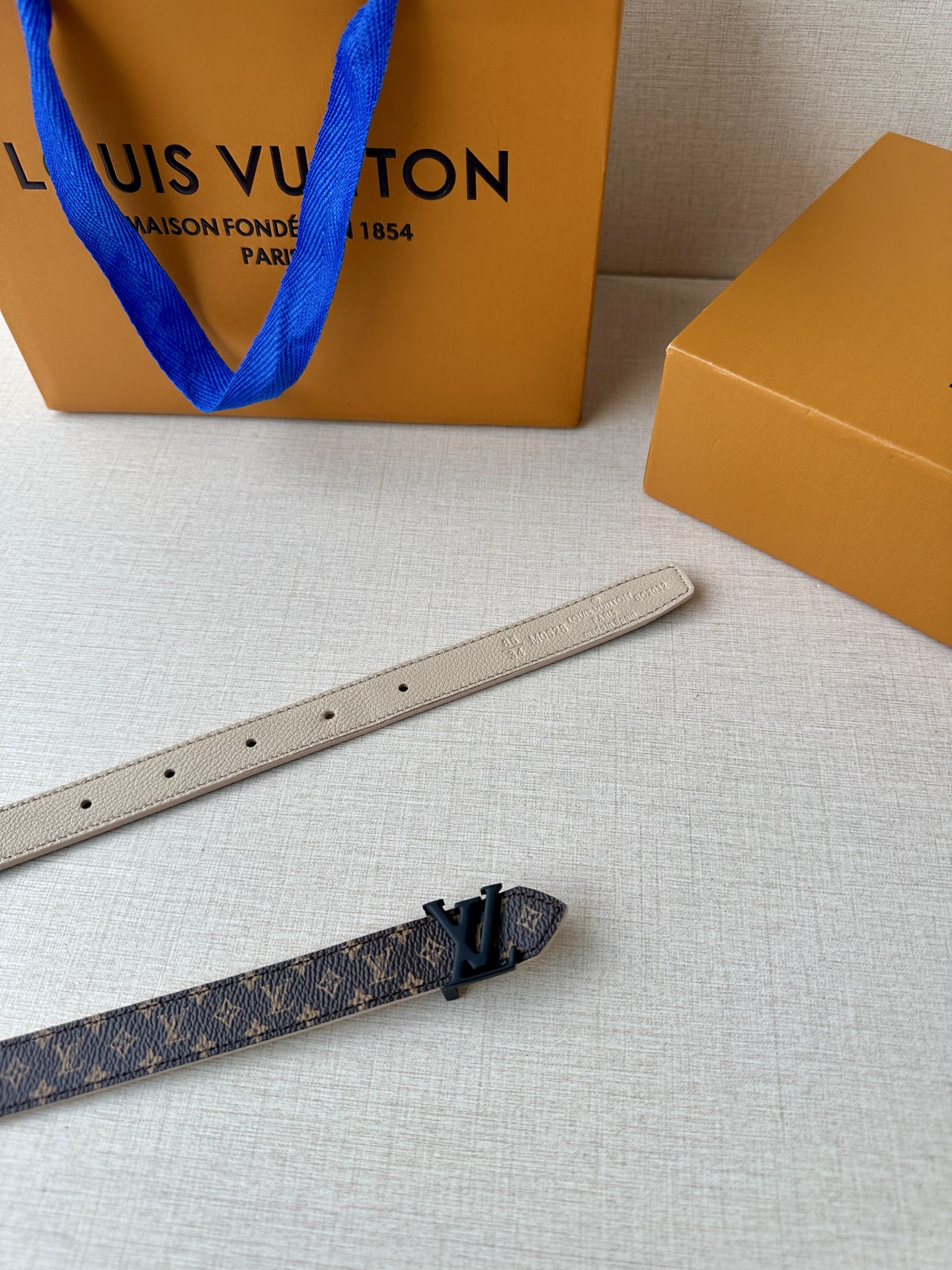 2.0宽本款 LV Iconic 腰带令传统元素焕现摩登魅力。纤细尺寸可穿过束带圈或单独收拢腰线，Ico