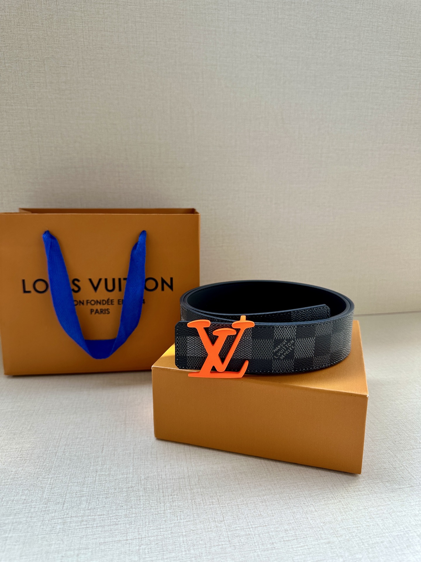 LV 4.0宽Initiales Damoflage 双面腰带巧妙融入 Pharrell William
