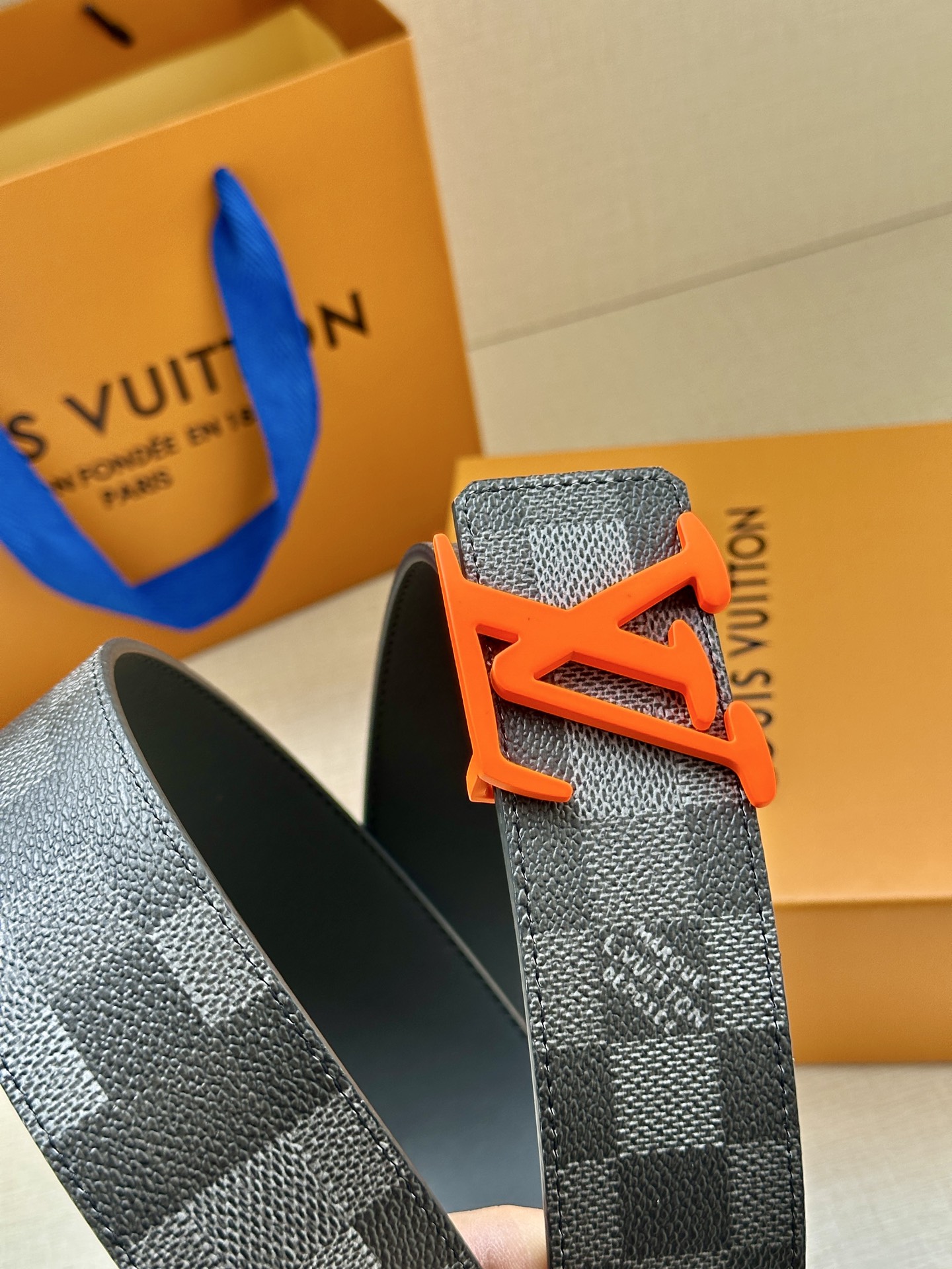 LV 4.0宽Initiales Damoflage 双面腰带巧妙融入 Pharrell William