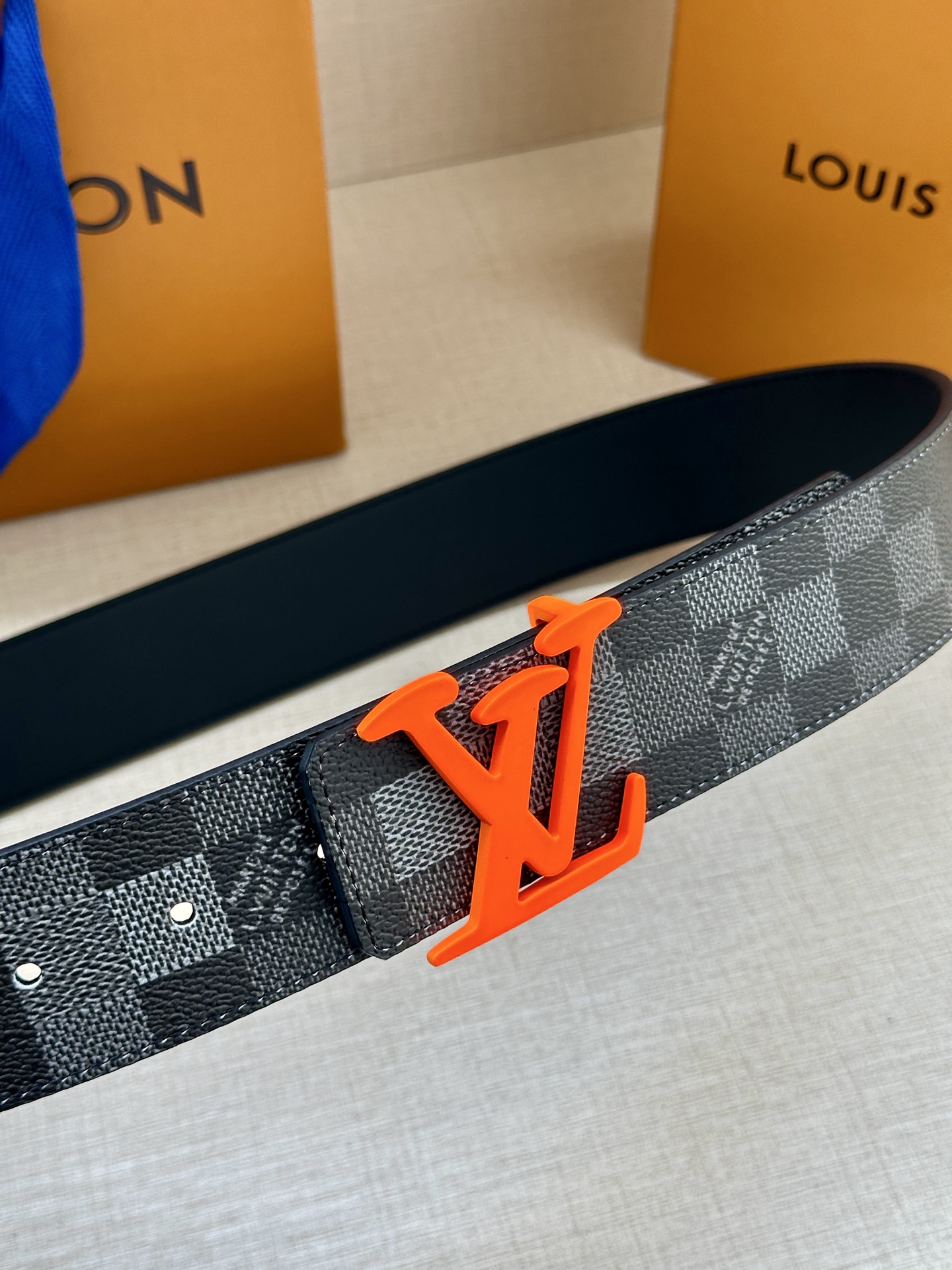 LV 4.0宽Initiales Damoflage 双面腰带巧妙融入 Pharrell William