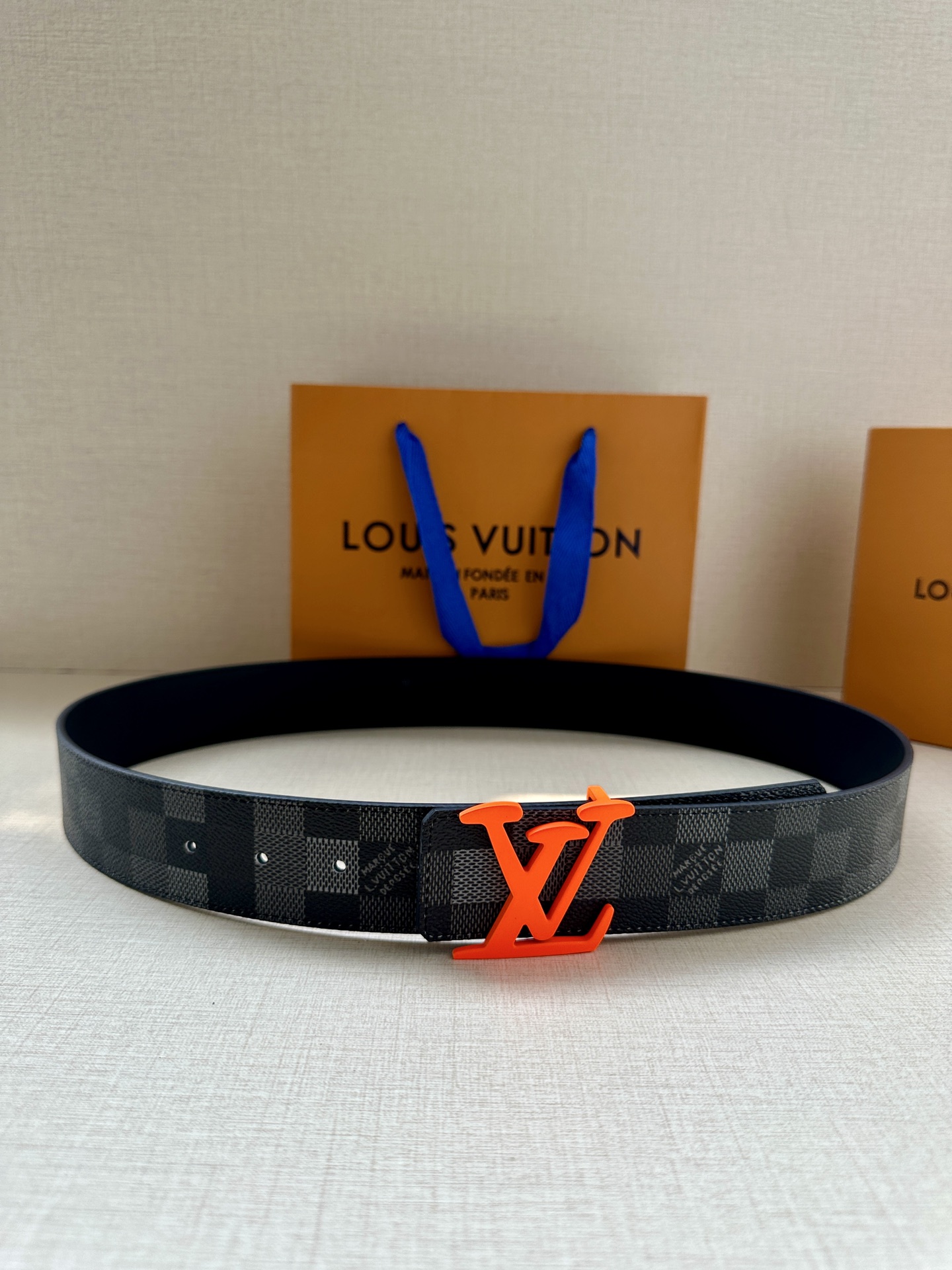 LV 4.0宽Initiales Damoflage 双面腰带巧妙融入 Pharrell William