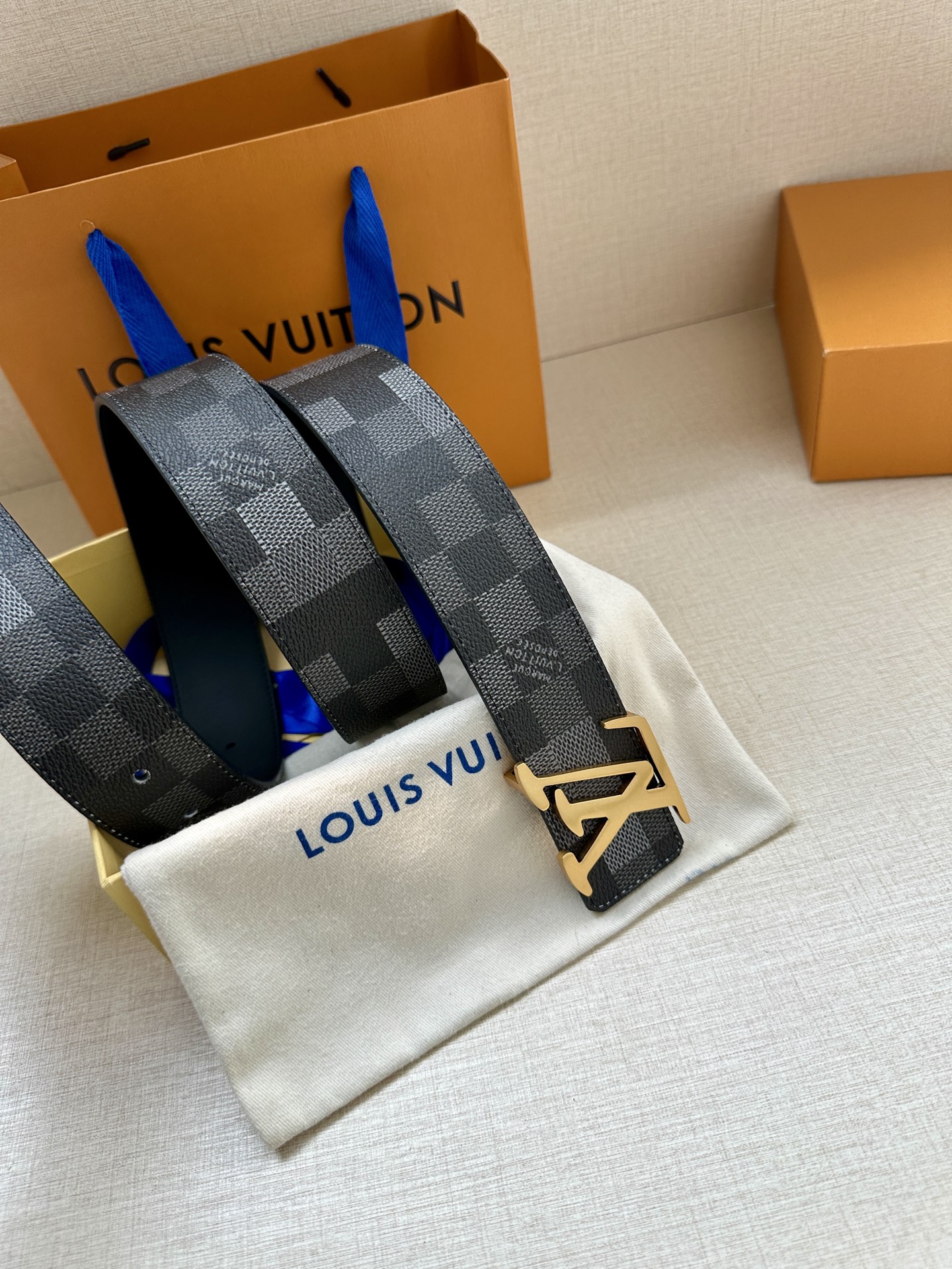 LV 4.0宽Initiales Damoflage 双面腰带巧妙融入 Pharrell William