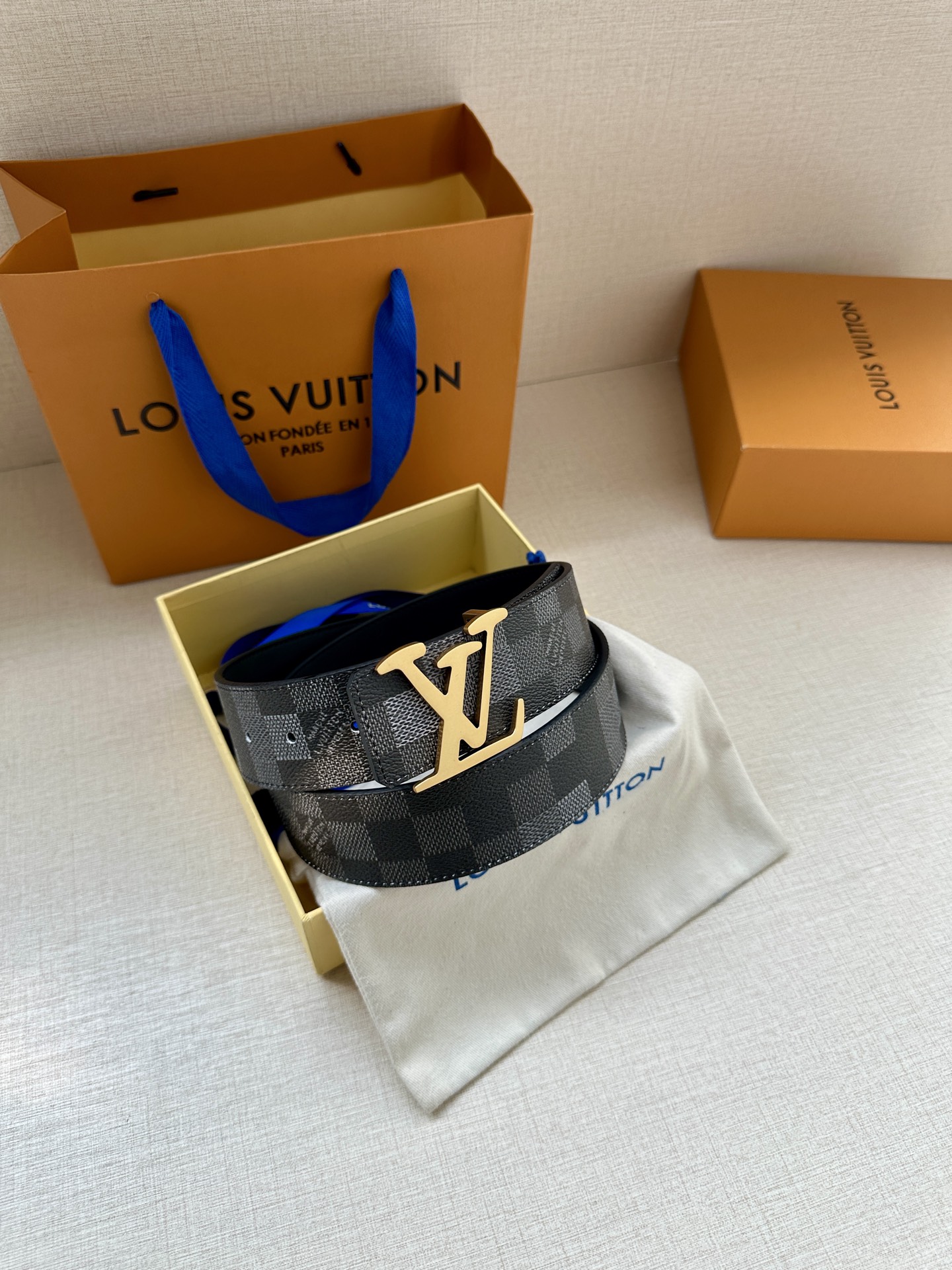 LV 4.0宽Initiales Damoflage 双面腰带巧妙融入 Pharrell William