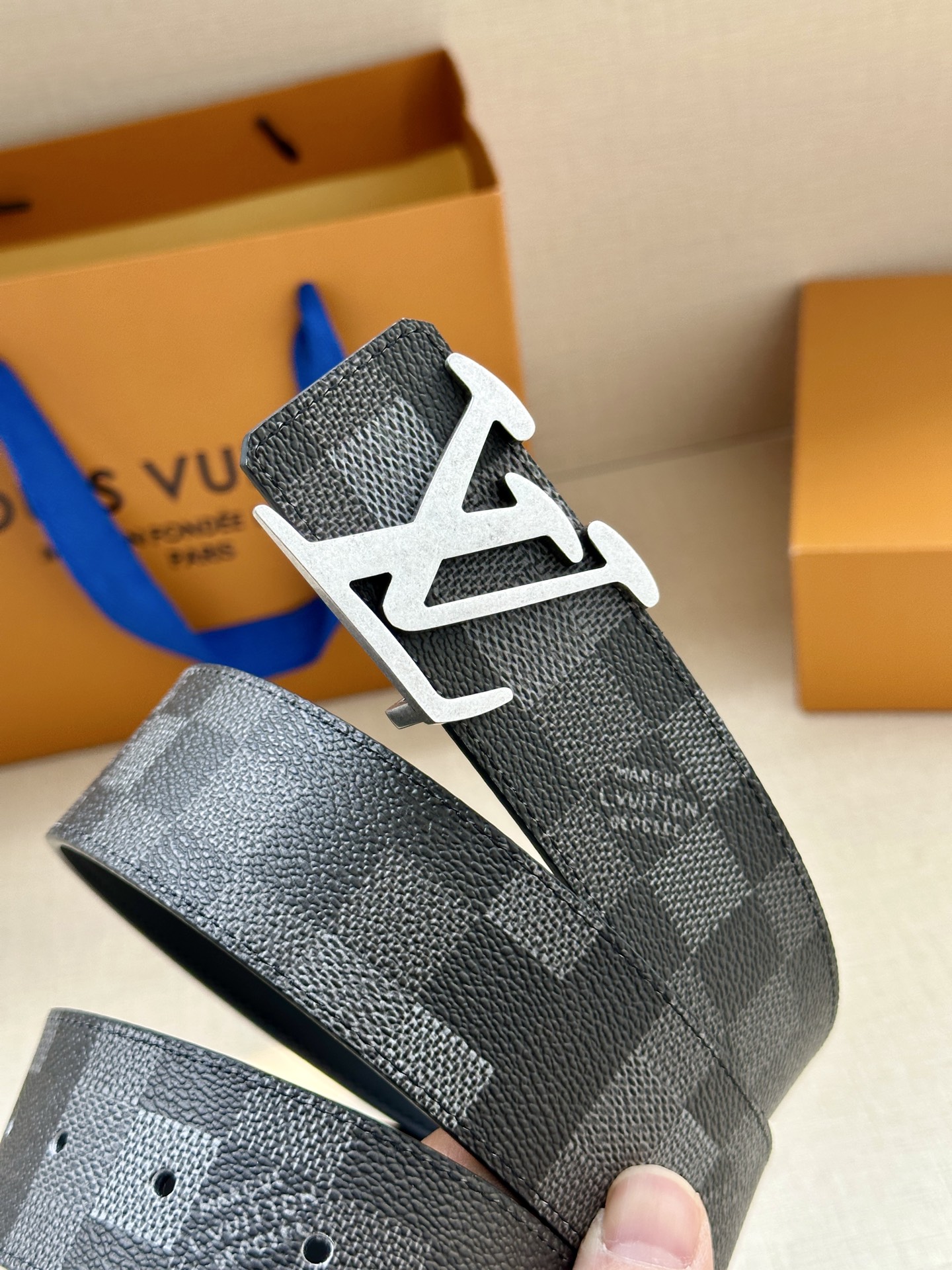 LV 4.0宽Initiales Damoflage 双面腰带巧妙融入 Pharrell William