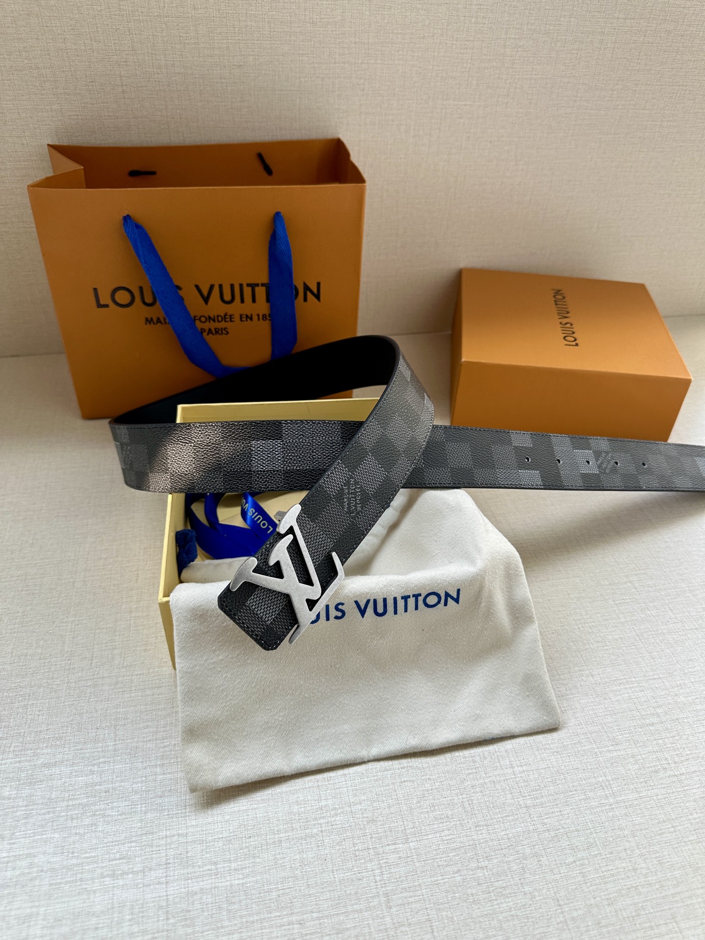 LV 4.0宽Initiales Damoflage 双面腰带巧妙融入 Pharrell William