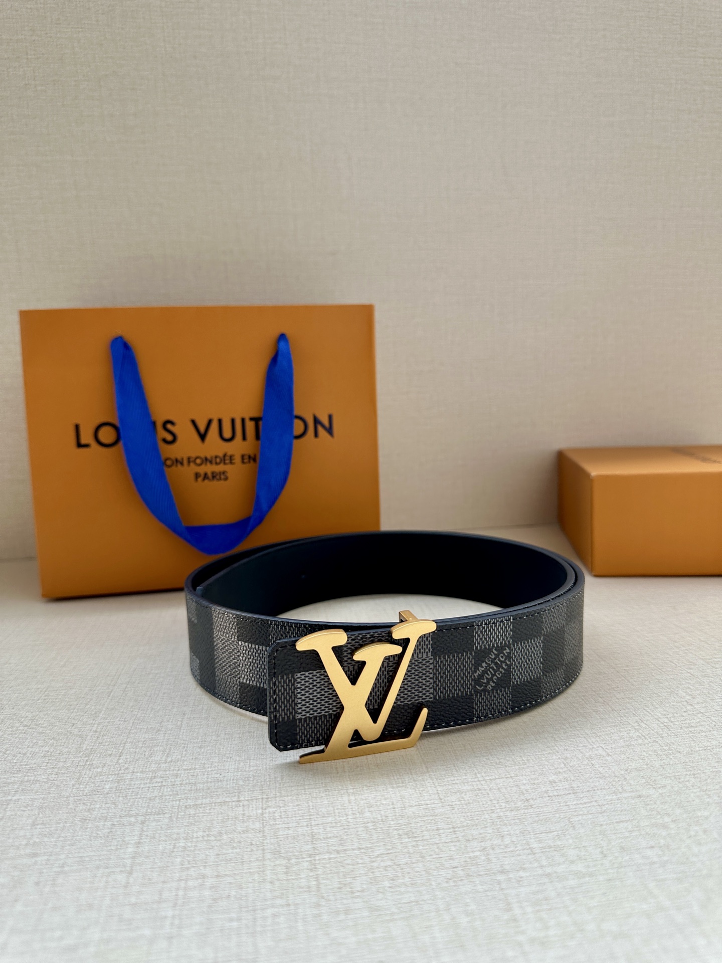 LV 4.0宽Initiales Damoflage 双面腰带巧妙融入 Pharrell William