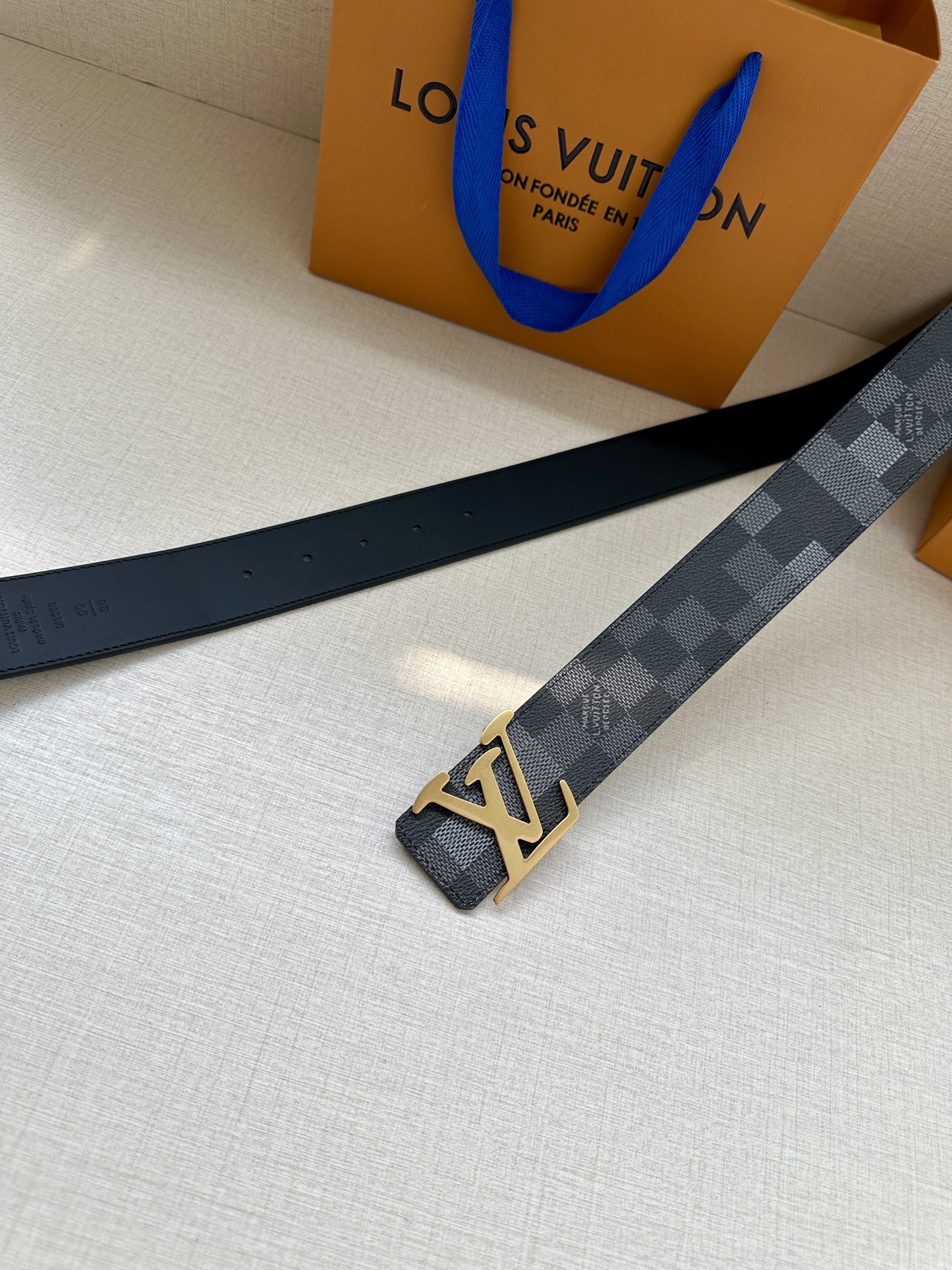 LV 4.0宽Initiales Damoflage 双面腰带巧妙融入 Pharrell William