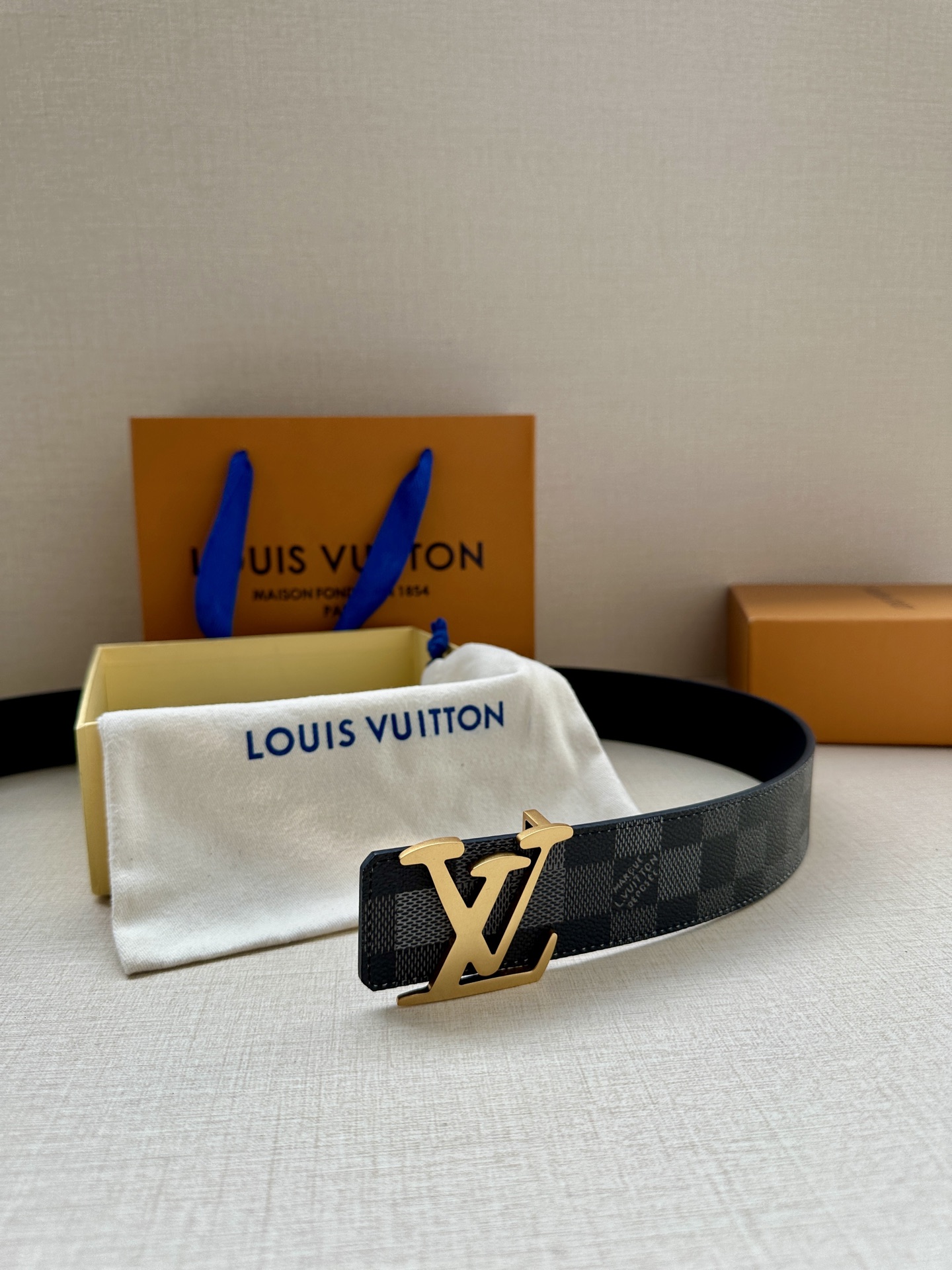 LV 4.0宽Initiales Damoflage 双面腰带巧妙融入 Pharrell William
