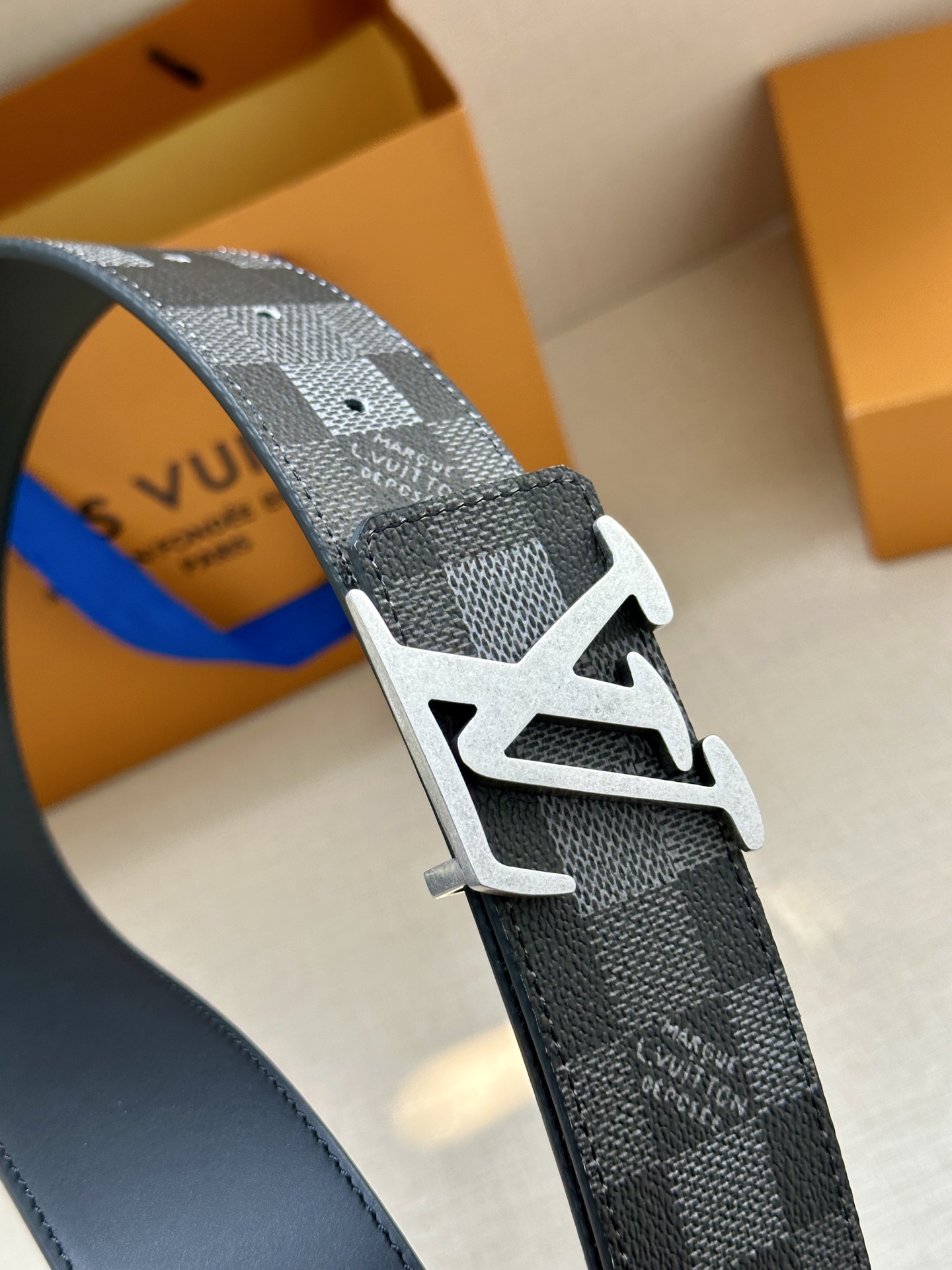 LV 4.0宽Initiales Damoflage 双面腰带巧妙融入 Pharrell William