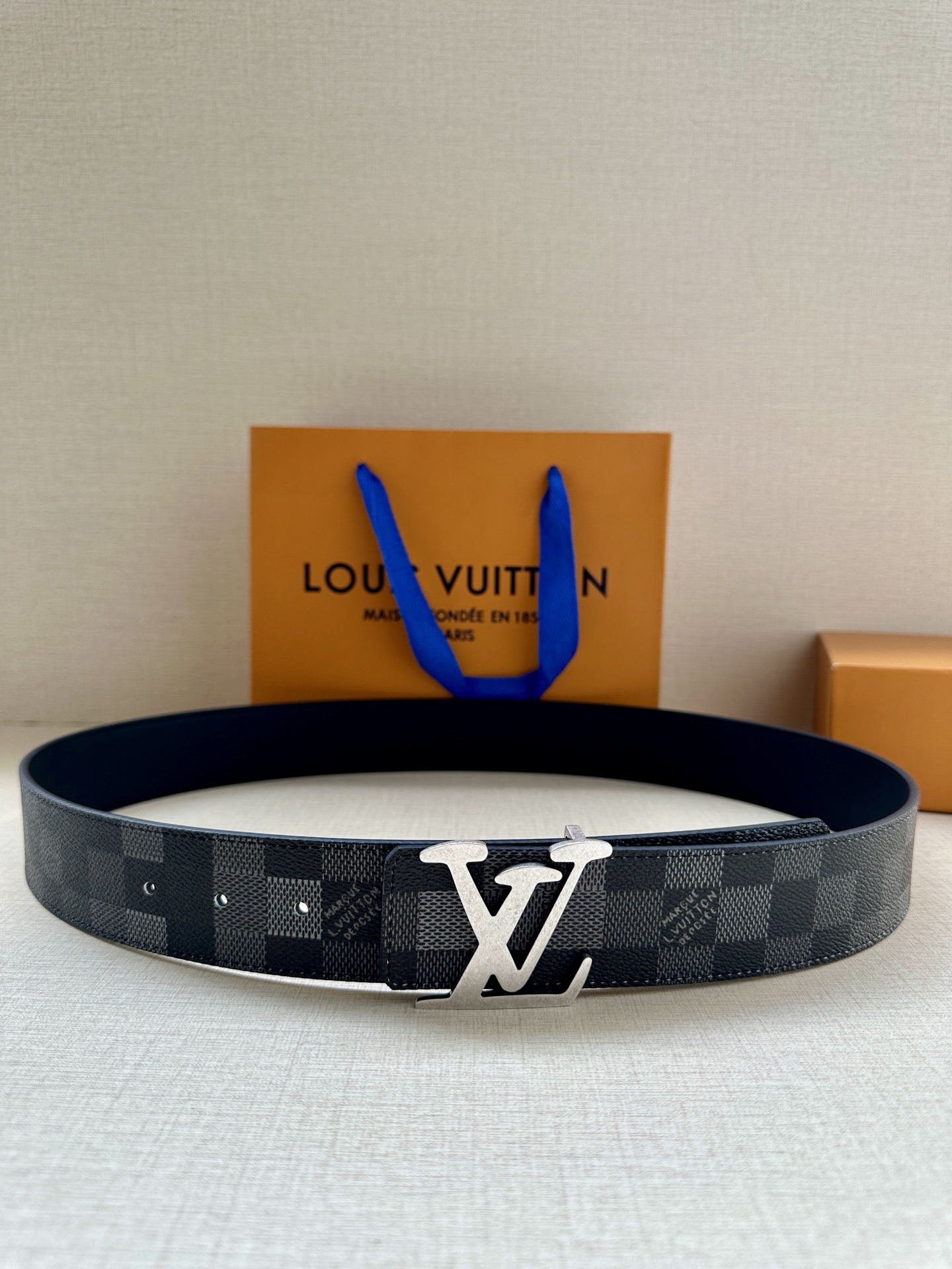 LV 4.0宽Initiales Damoflage 双面腰带巧妙融入 Pharrell William