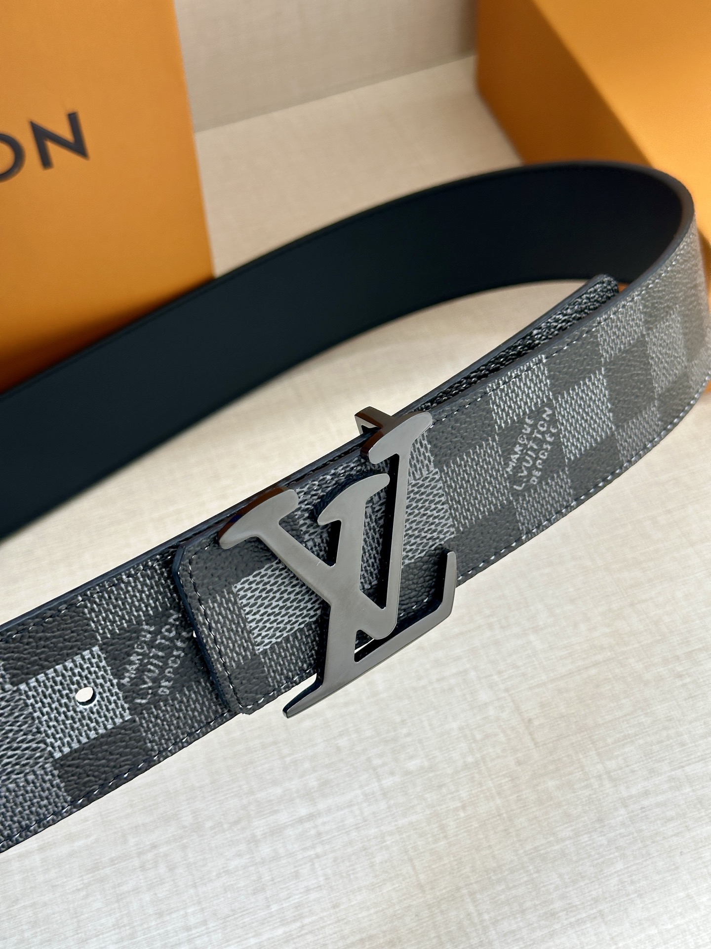 LV 4.0宽Initiales Damoflage 双面腰带巧妙融入 Pharrell William