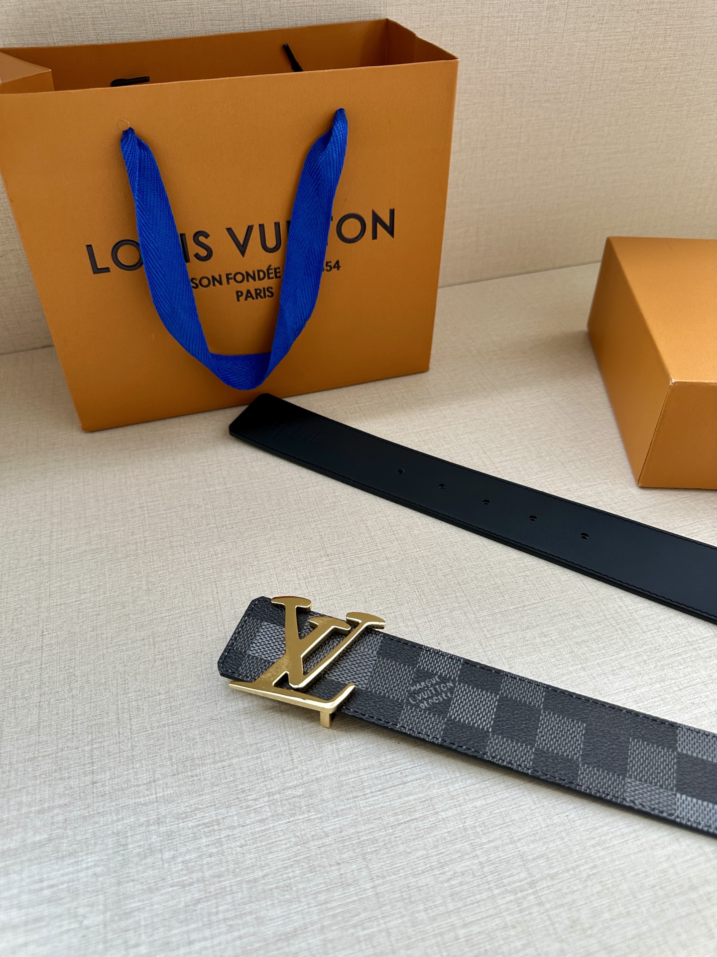 LV 4.0宽Initiales Damoflage 双面腰带巧妙融入 Pharrell William