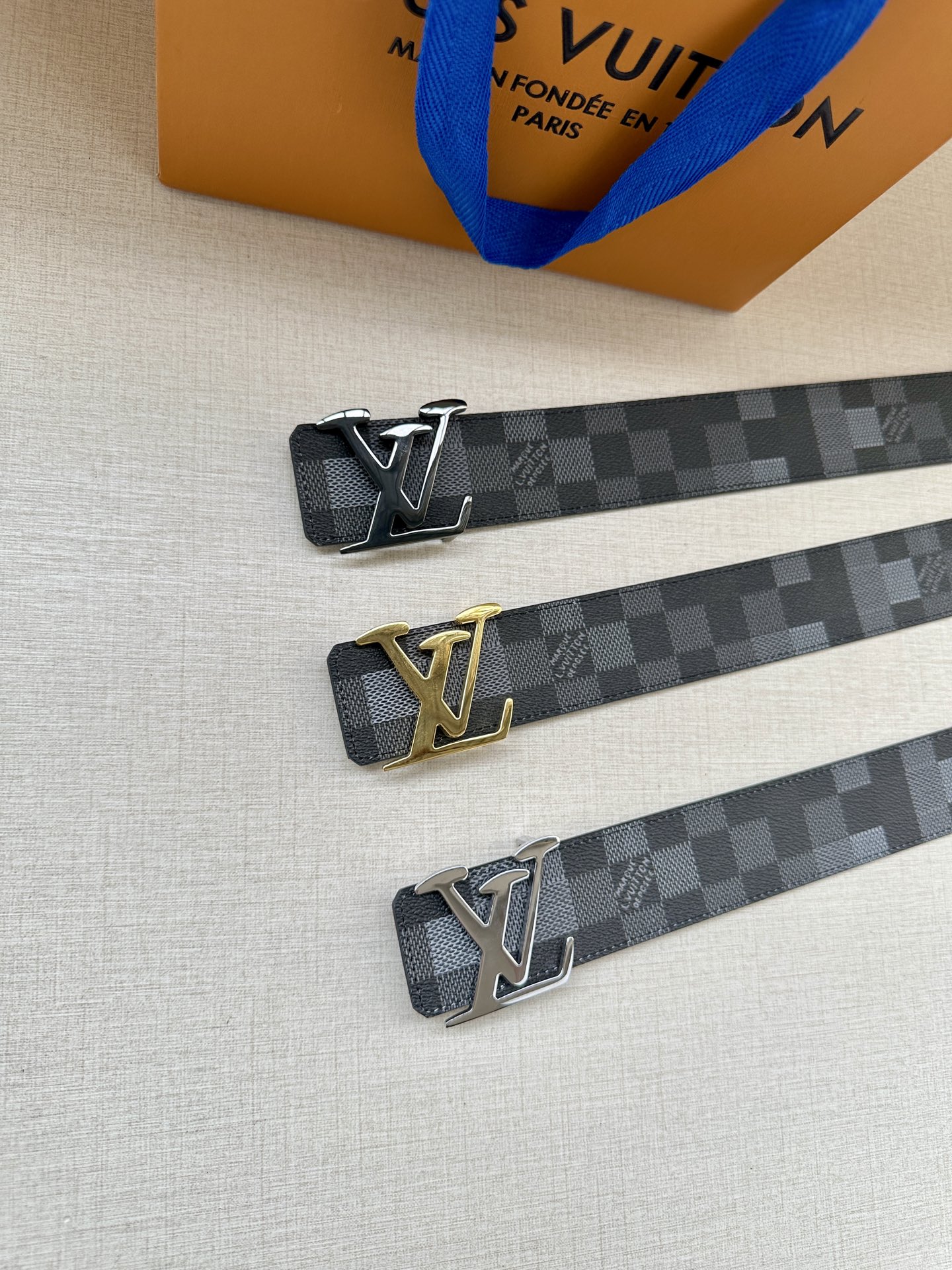 LV 4.0宽Initiales Damoflage 双面腰带巧妙融入 Pharrell William