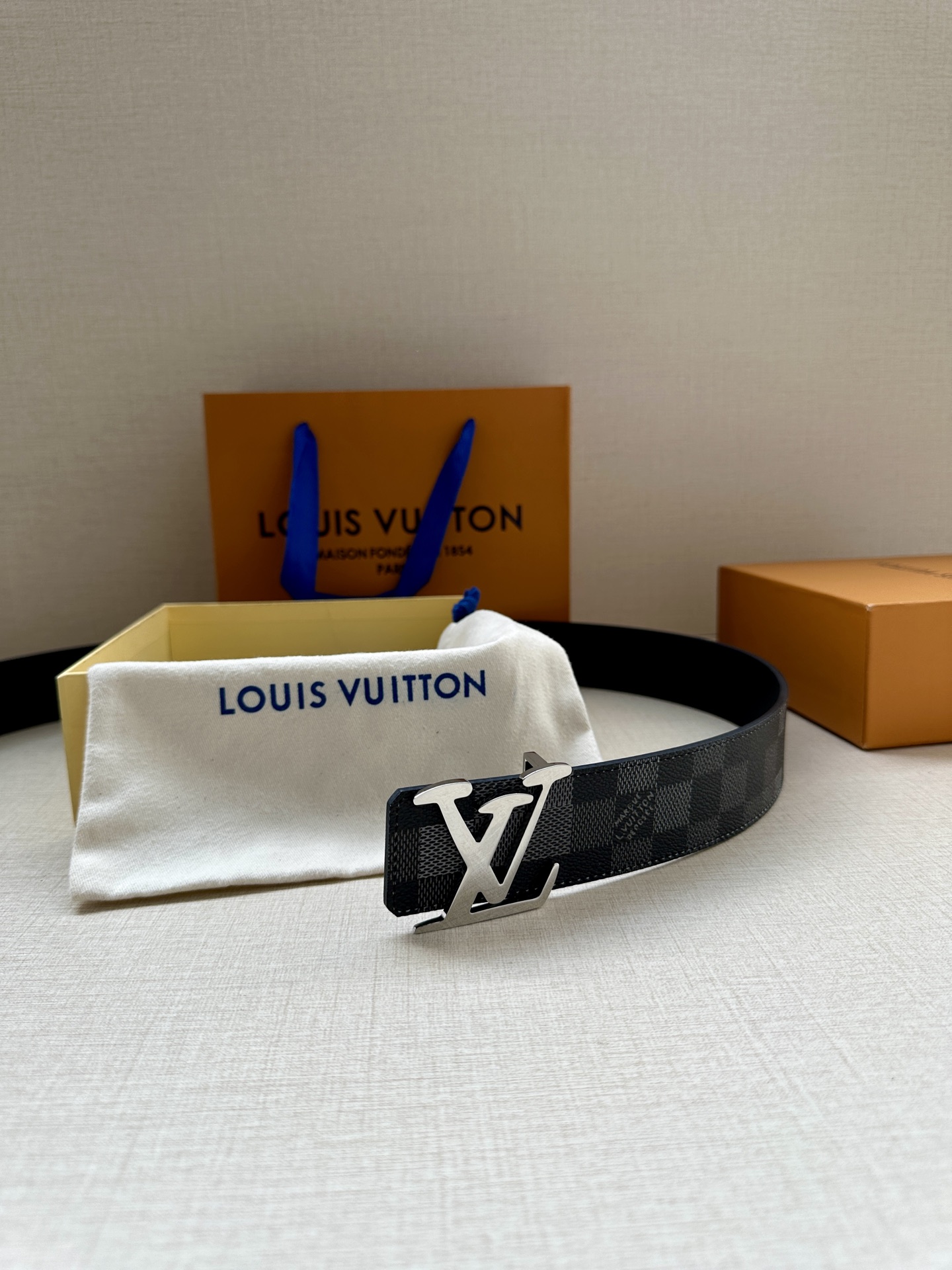 LV 4.0宽Initiales Damoflage 双面腰带巧妙融入 Pharrell William