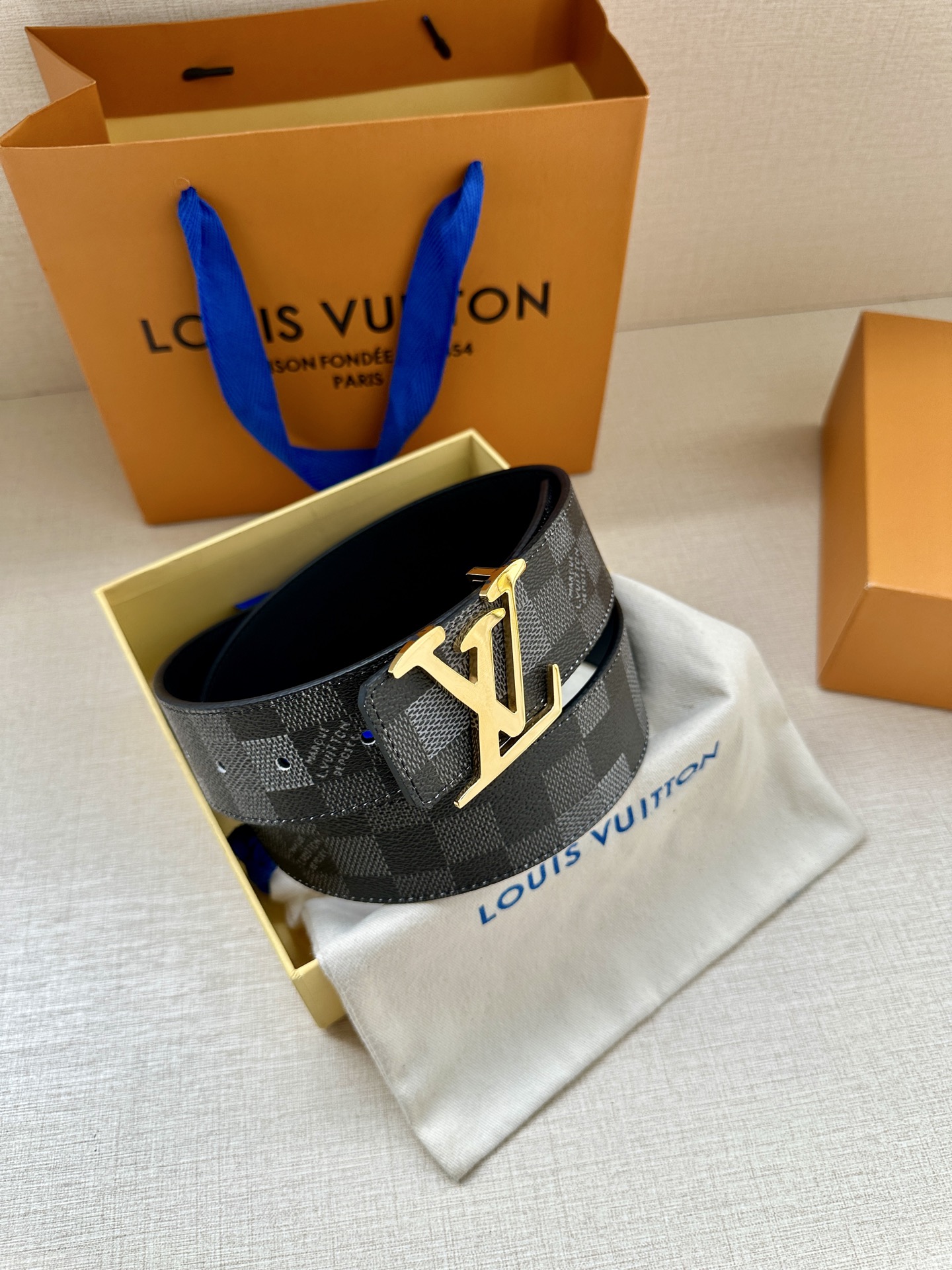LV 4.0宽Initiales Damoflage 双面腰带巧妙融入 Pharrell William