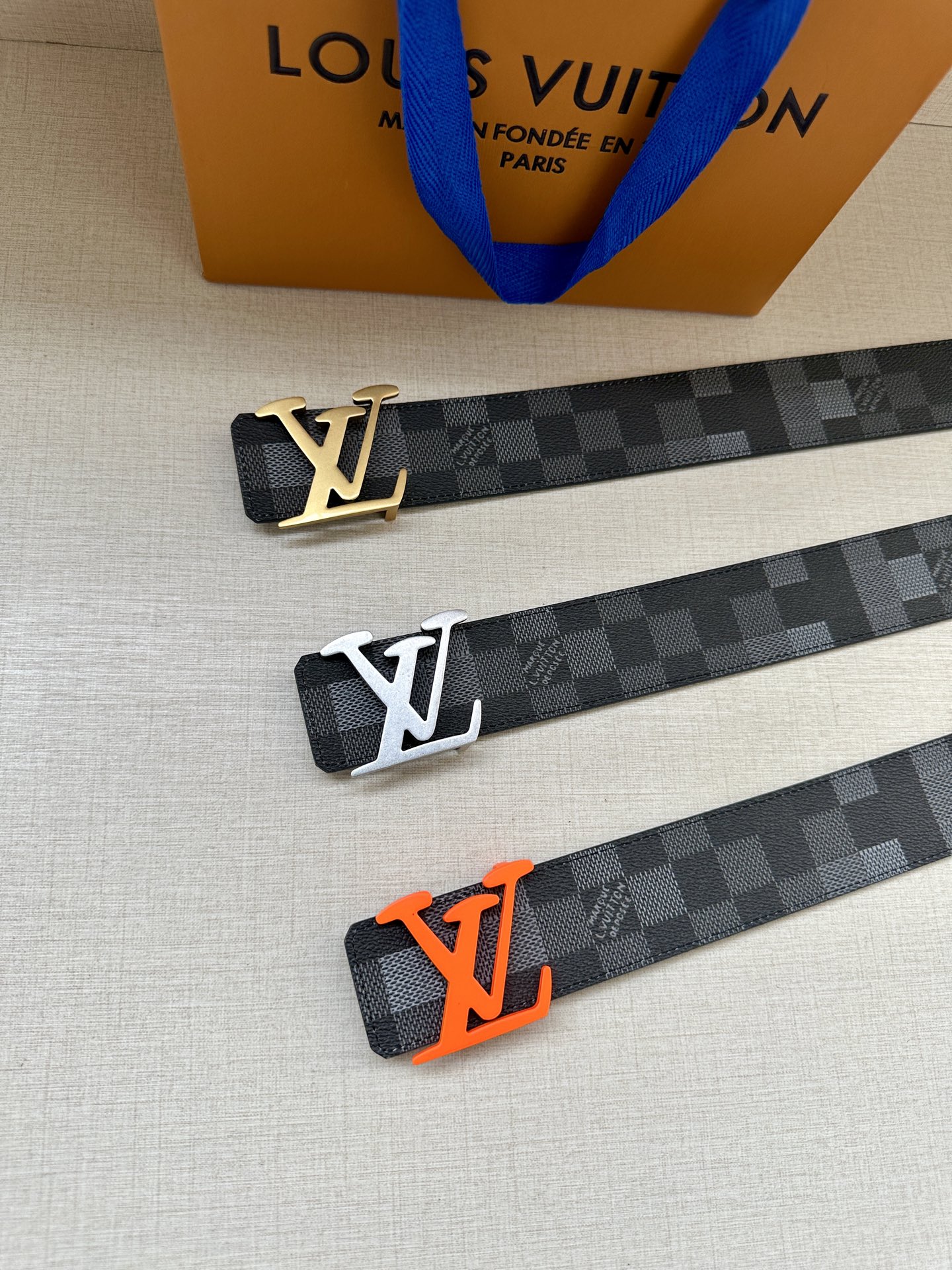 LV 4.0宽Initiales Damoflage 双面腰带巧妙融入 Pharrell William