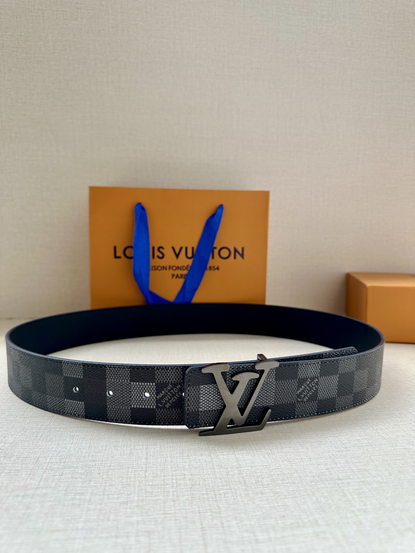 LV 4.0宽Initiales Damoflage 双面腰带巧妙融入 Pharrell William
