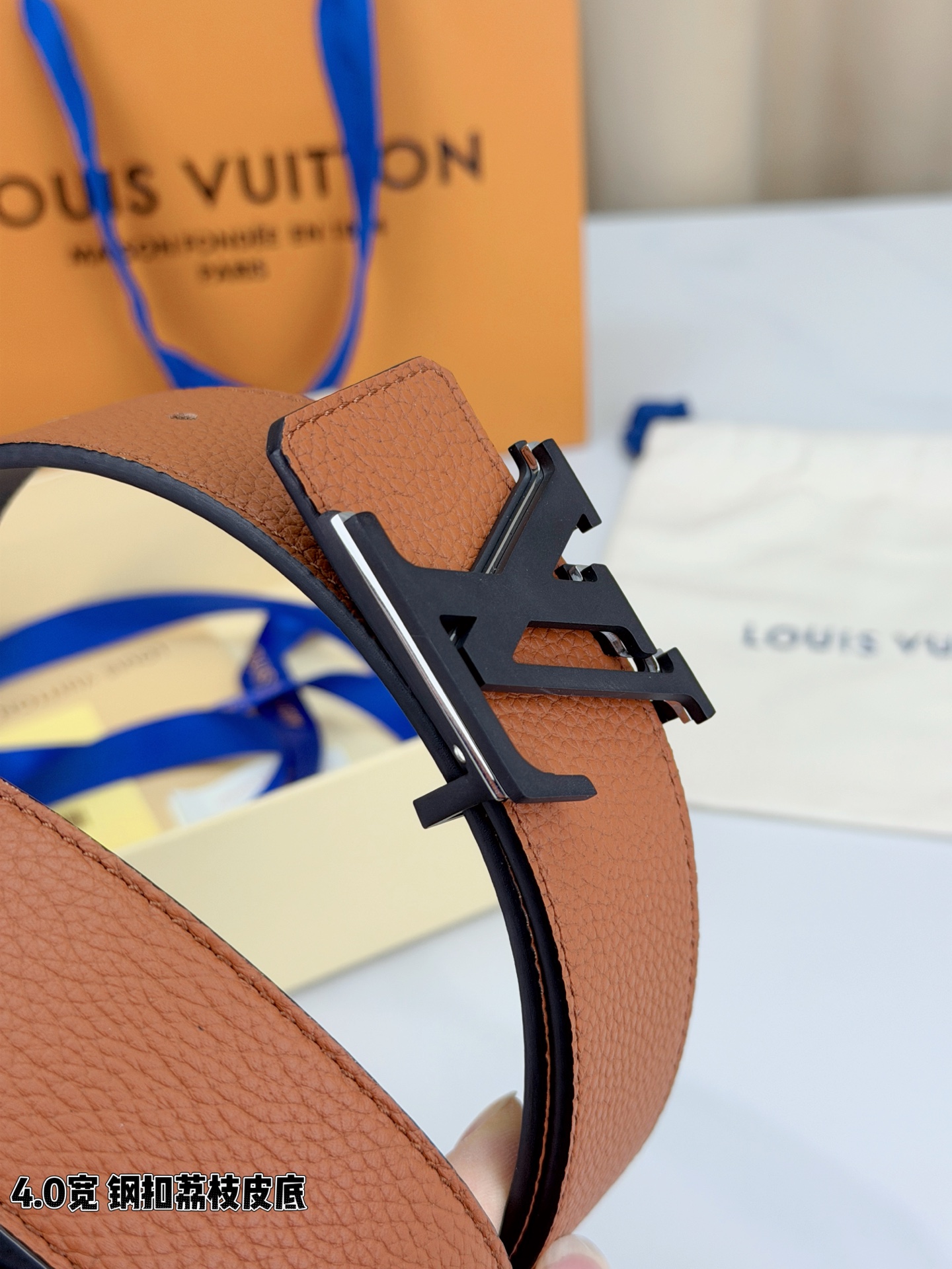 ✨ 4.0cm宽幅荔枝纹皮带，甄选头层牛皮，触感细腻柔韧，耐用又高级。精钢打造的标志性LV扣，光泽莹润不