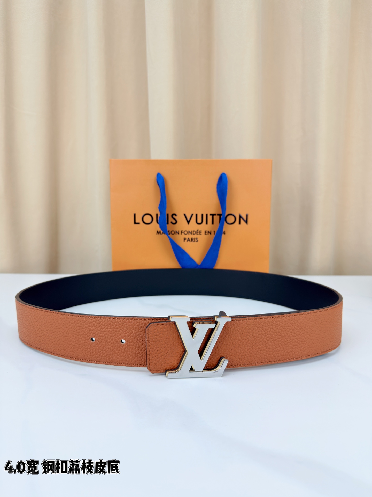 ✨ 4.0cm宽幅荔枝纹皮带，甄选头层牛皮，触感细腻柔韧，耐用又高级。精钢打造的标志性LV扣，光泽莹润不