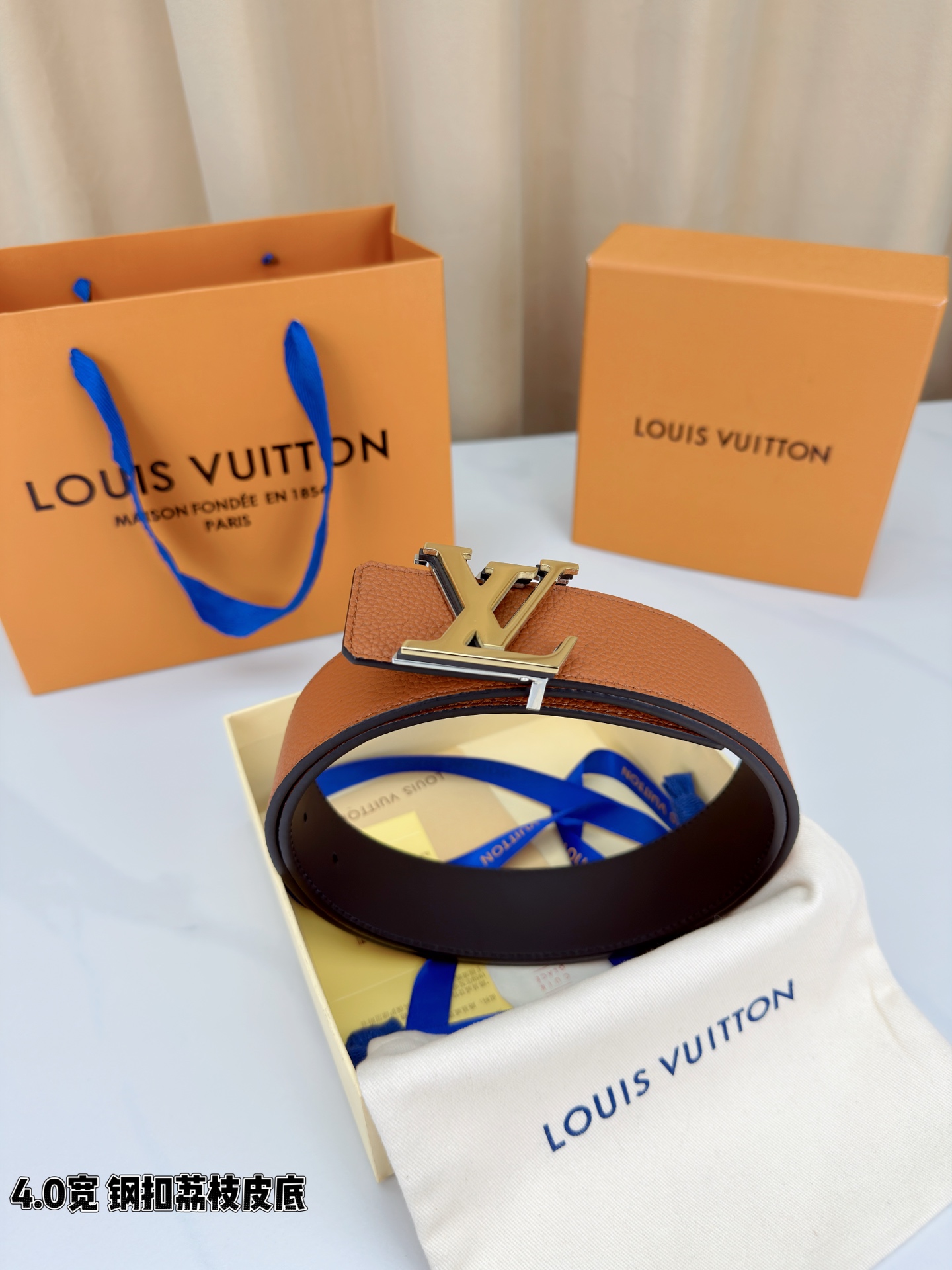 ✨ 4.0cm宽幅荔枝纹皮带，甄选头层牛皮，触感细腻柔韧，耐用又高级。精钢打造的标志性LV扣，光泽莹润不
