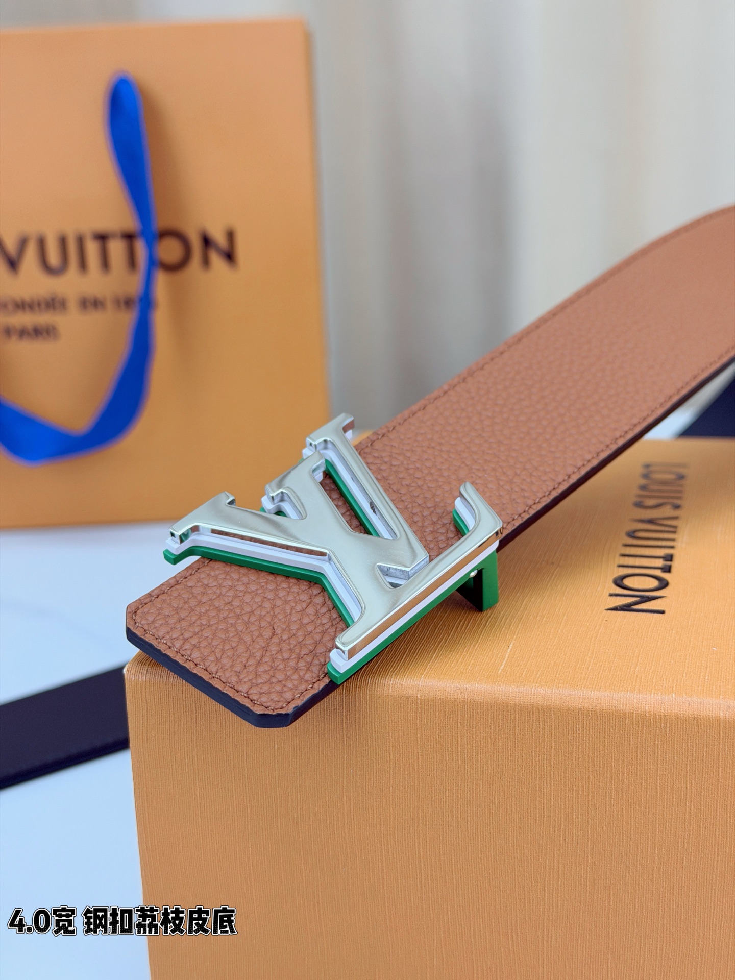 ✨ 4.0cm宽幅荔枝纹皮带，甄选头层牛皮，触感细腻柔韧，耐用又高级。精钢打造的标志性LV扣，光泽莹润不