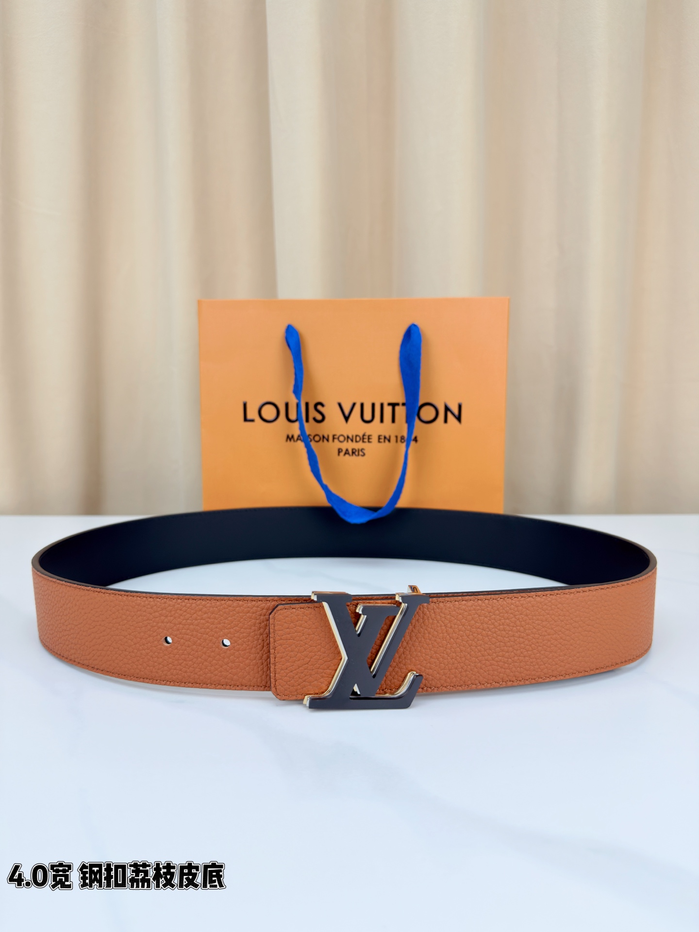✨ 4.0cm宽幅荔枝纹皮带，甄选头层牛皮，触感细腻柔韧，耐用又高级。精钢打造的标志性LV扣，光泽莹润不
