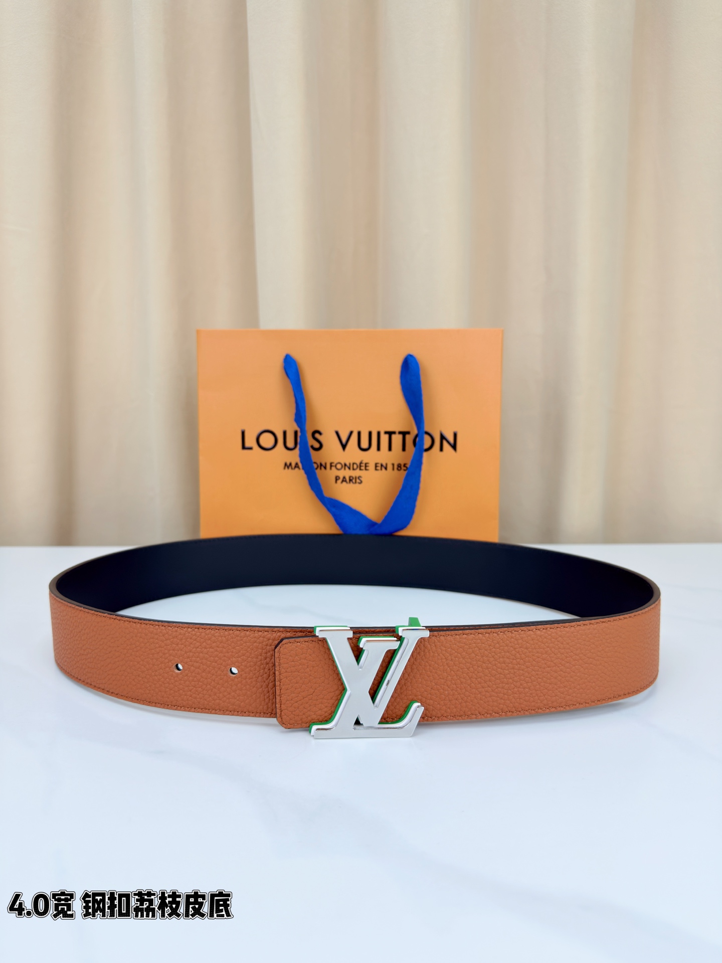 ✨ 4.0cm宽幅荔枝纹皮带，甄选头层牛皮，触感细腻柔韧，耐用又高级。精钢打造的标志性LV扣，光泽莹润不