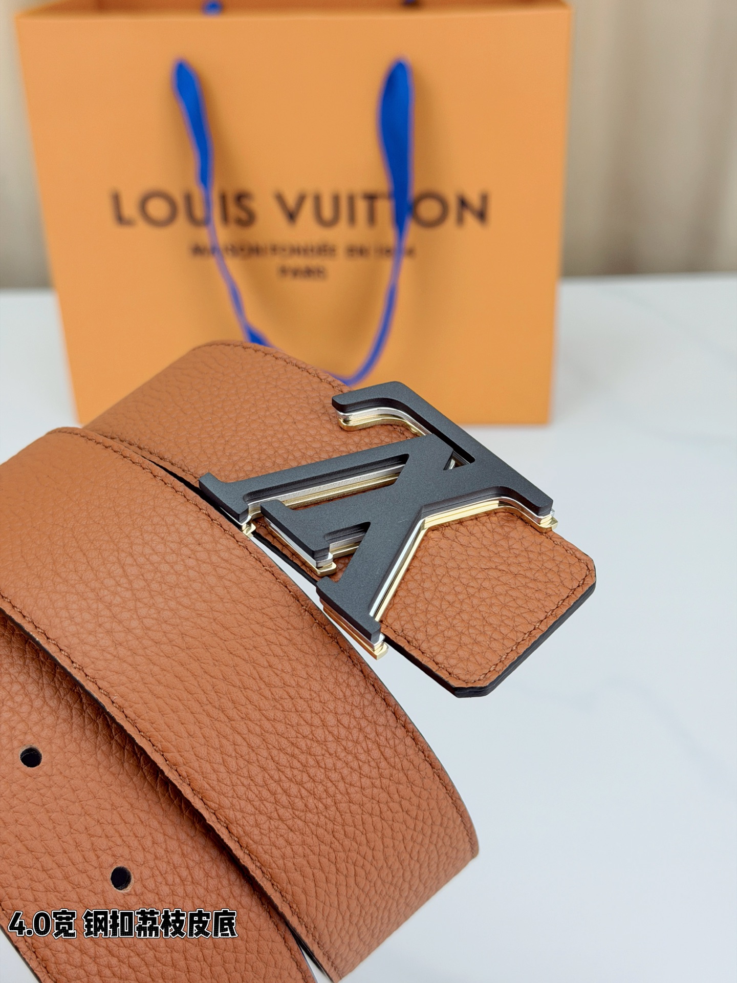 ✨ 4.0cm宽幅荔枝纹皮带，甄选头层牛皮，触感细腻柔韧，耐用又高级。精钢打造的标志性LV扣，光泽莹润不