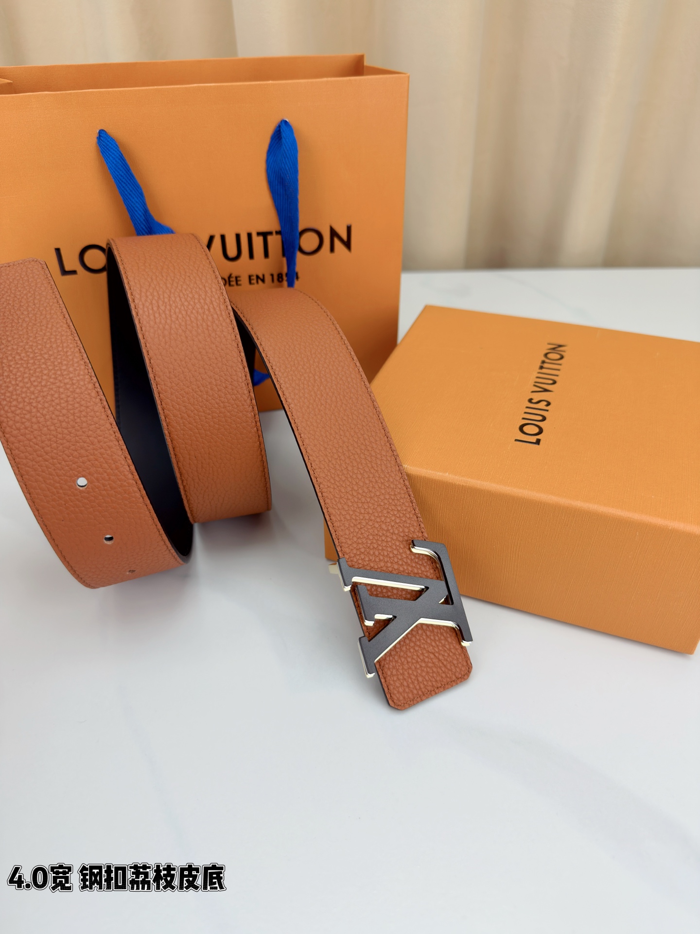 ✨ 4.0cm宽幅荔枝纹皮带，甄选头层牛皮，触感细腻柔韧，耐用又高级。精钢打造的标志性LV扣，光泽莹润不