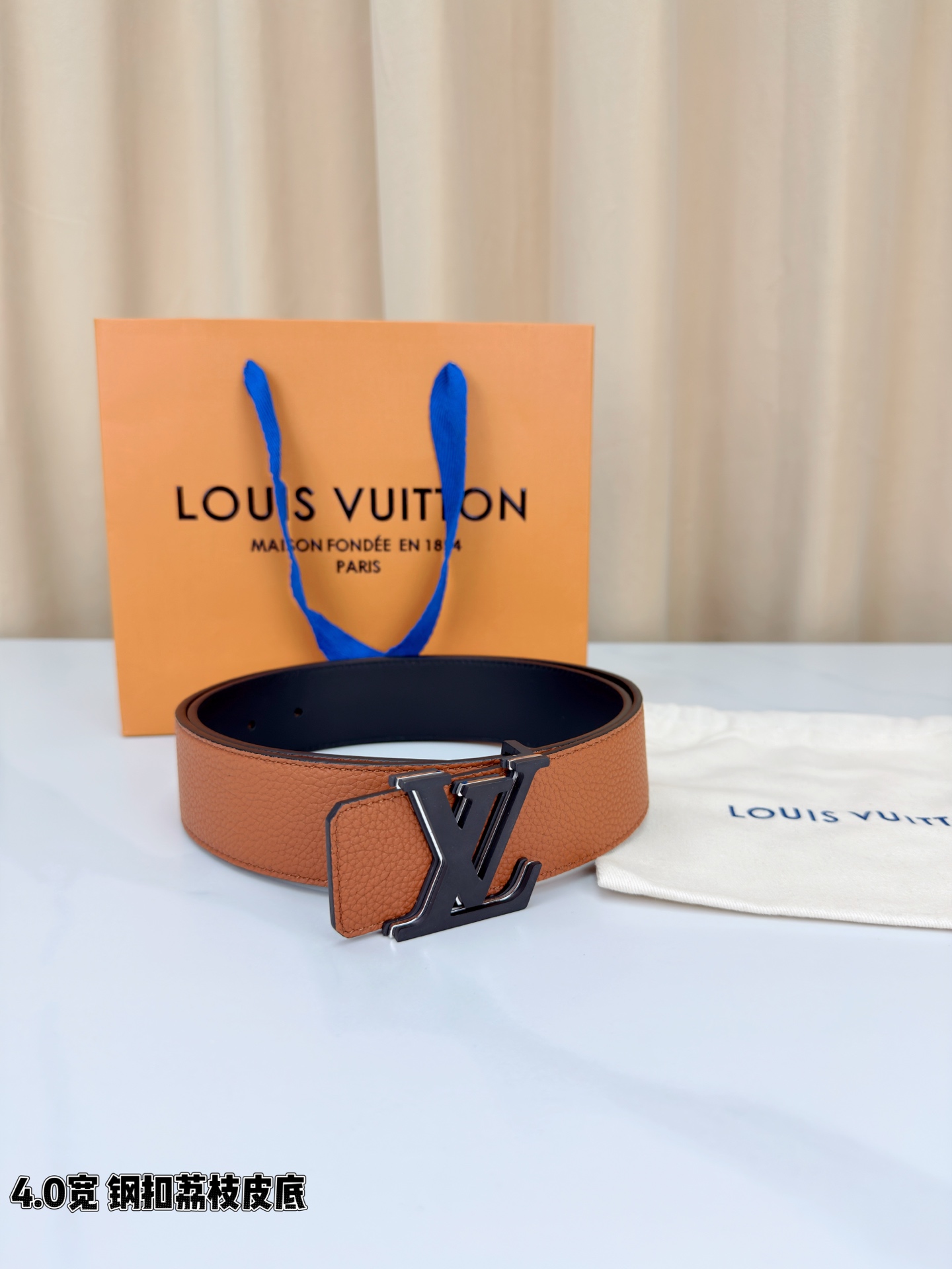 ✨ 4.0cm宽幅荔枝纹皮带，甄选头层牛皮，触感细腻柔韧，耐用又高级。精钢打造的标志性LV扣，光泽莹润不