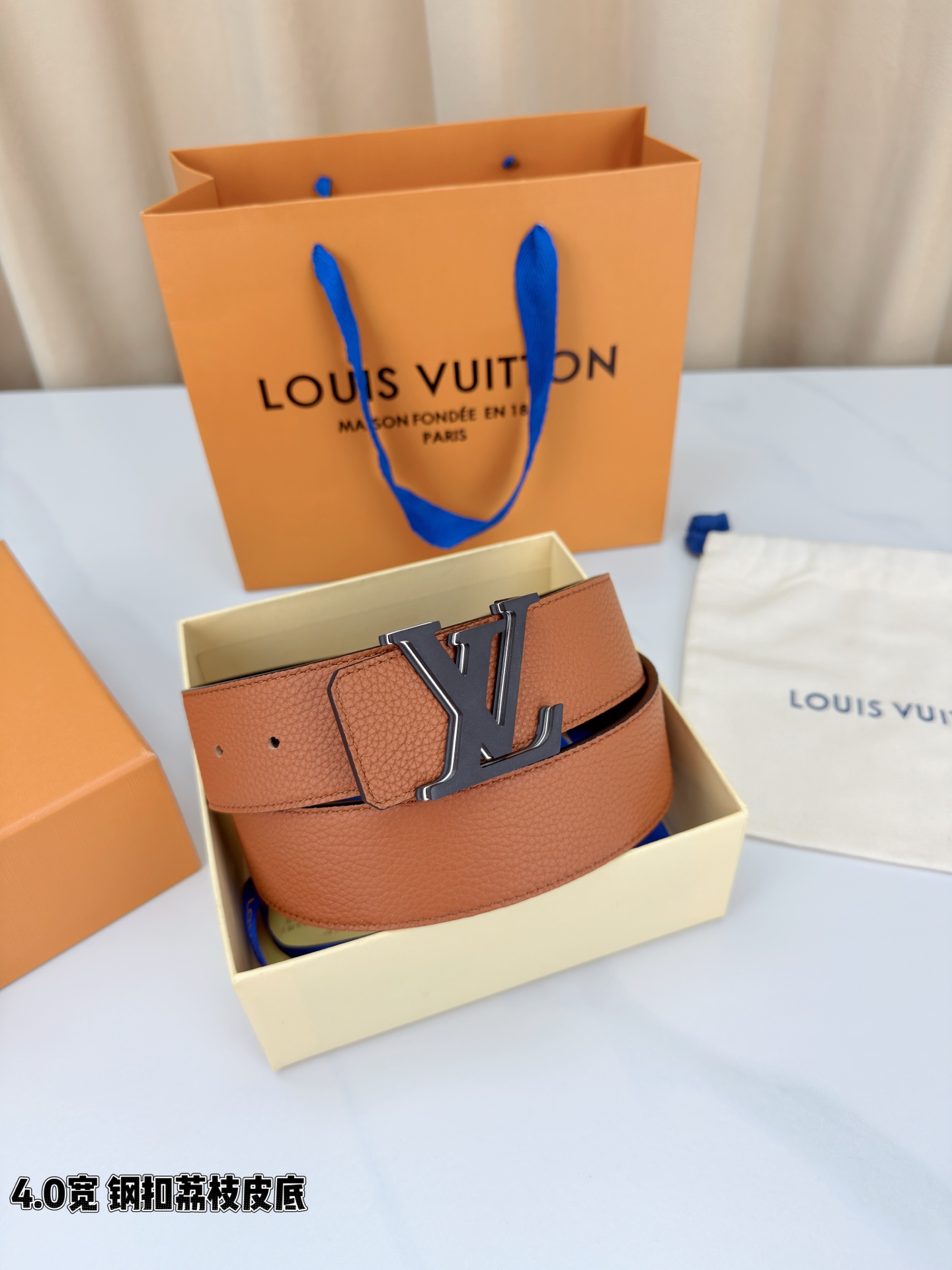 ✨ 4.0cm宽幅荔枝纹皮带，甄选头层牛皮，触感细腻柔韧，耐用又高级。精钢打造的标志性LV扣，光泽莹润不