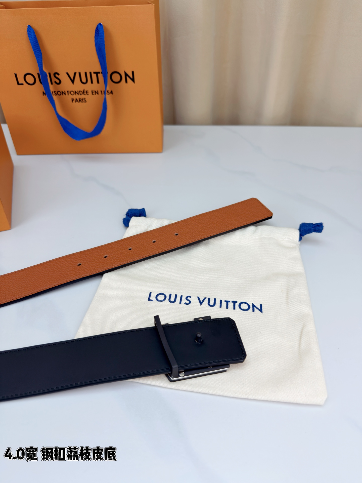 ✨ 4.0cm宽幅荔枝纹皮带，甄选头层牛皮，触感细腻柔韧，耐用又高级。精钢打造的标志性LV扣，光泽莹润不