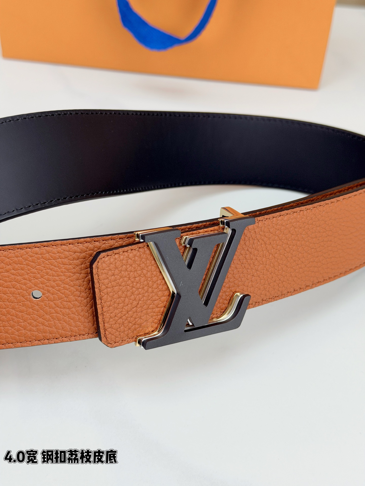 ✨ 4.0cm宽幅荔枝纹皮带，甄选头层牛皮，触感细腻柔韧，耐用又高级。精钢打造的标志性LV扣，光泽莹润不