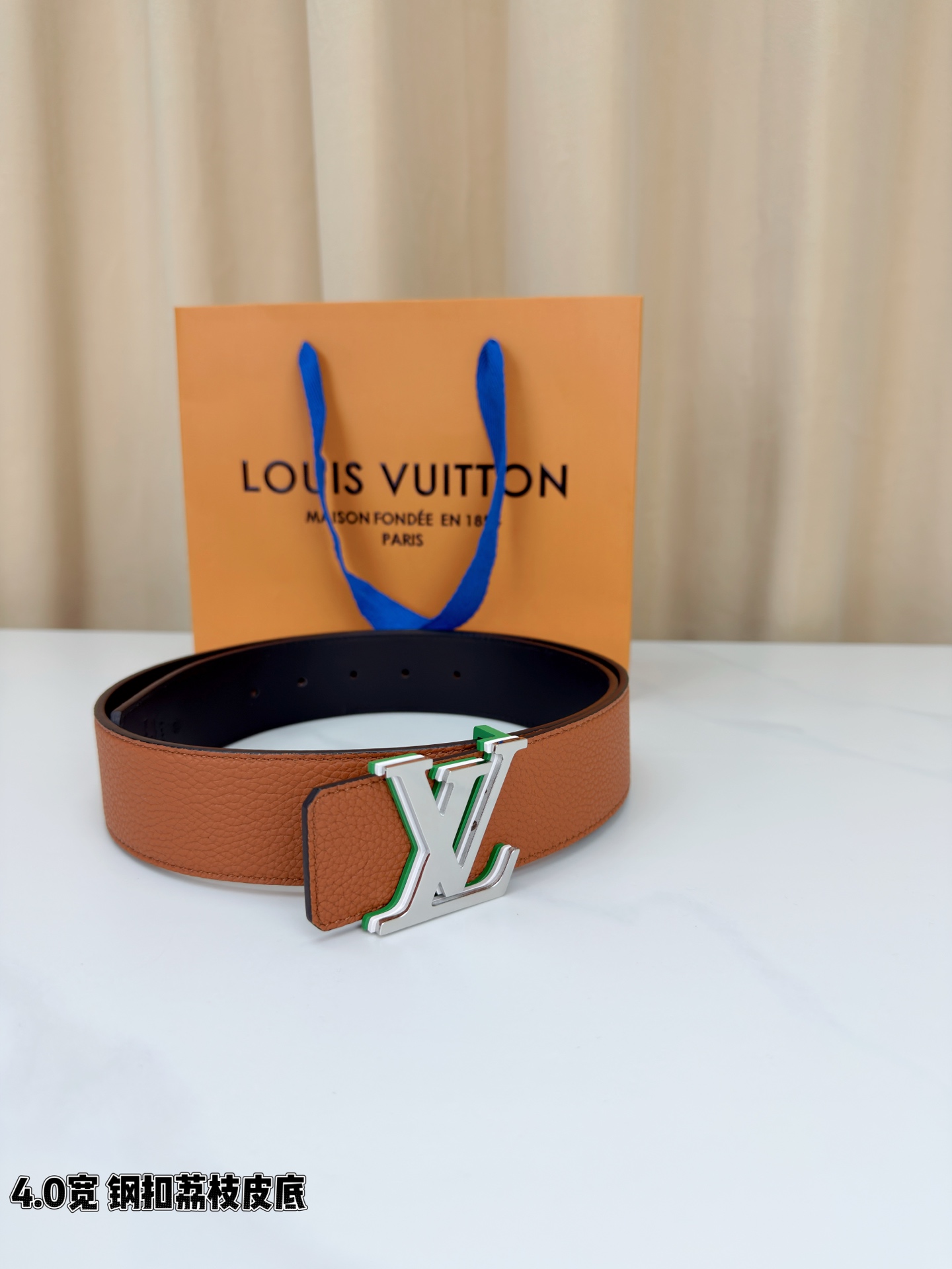 ✨ 4.0cm宽幅荔枝纹皮带，甄选头层牛皮，触感细腻柔韧，耐用又高级。精钢打造的标志性LV扣，光泽莹润不