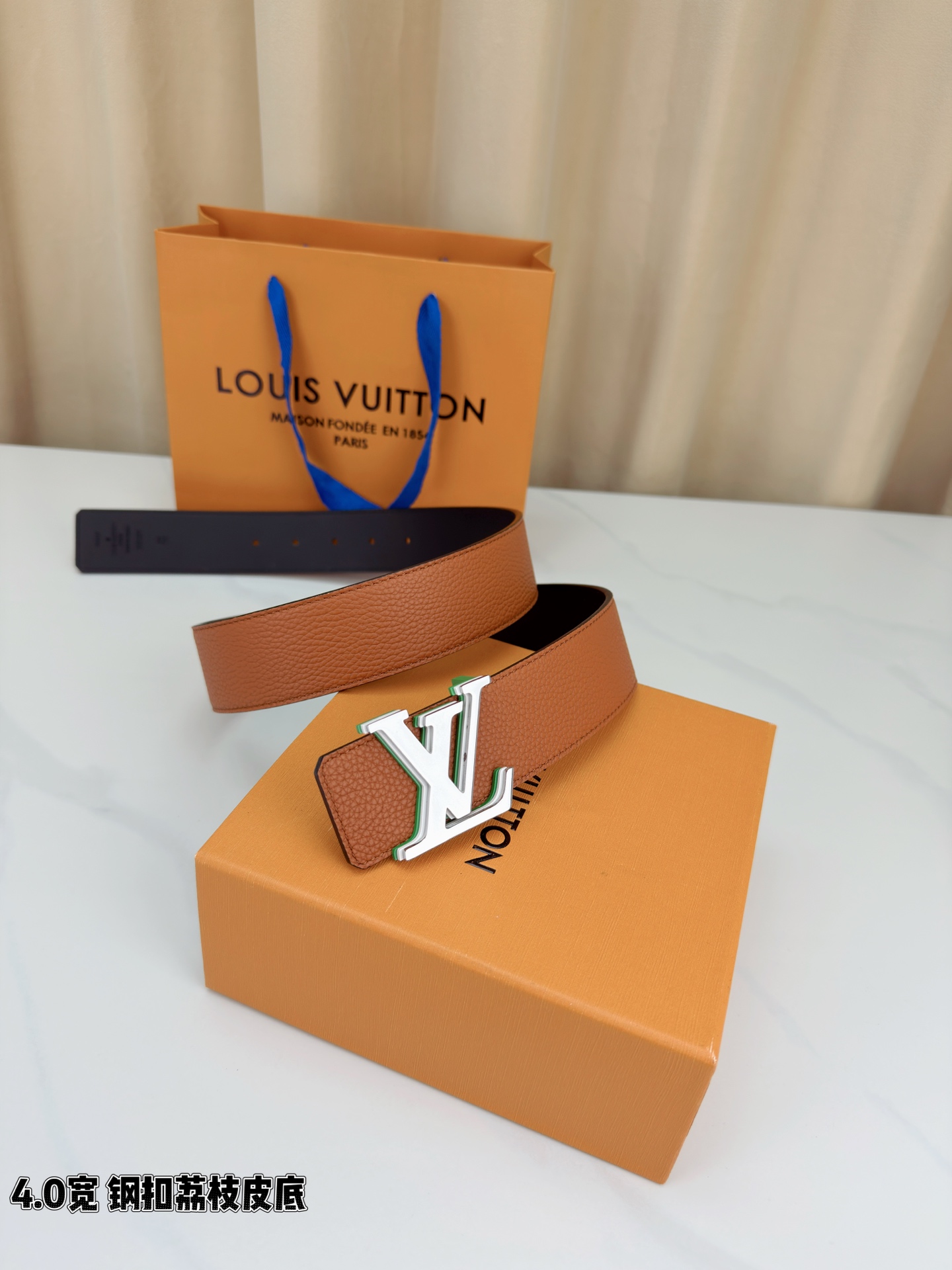 ✨ 4.0cm宽幅荔枝纹皮带，甄选头层牛皮，触感细腻柔韧，耐用又高级。精钢打造的标志性LV扣，光泽莹润不